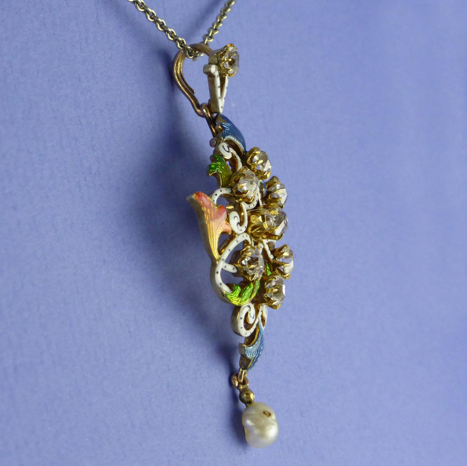 Pendentif Art Nouveau en émail guilloché, diamant, perle, circa 1900 en vente 4