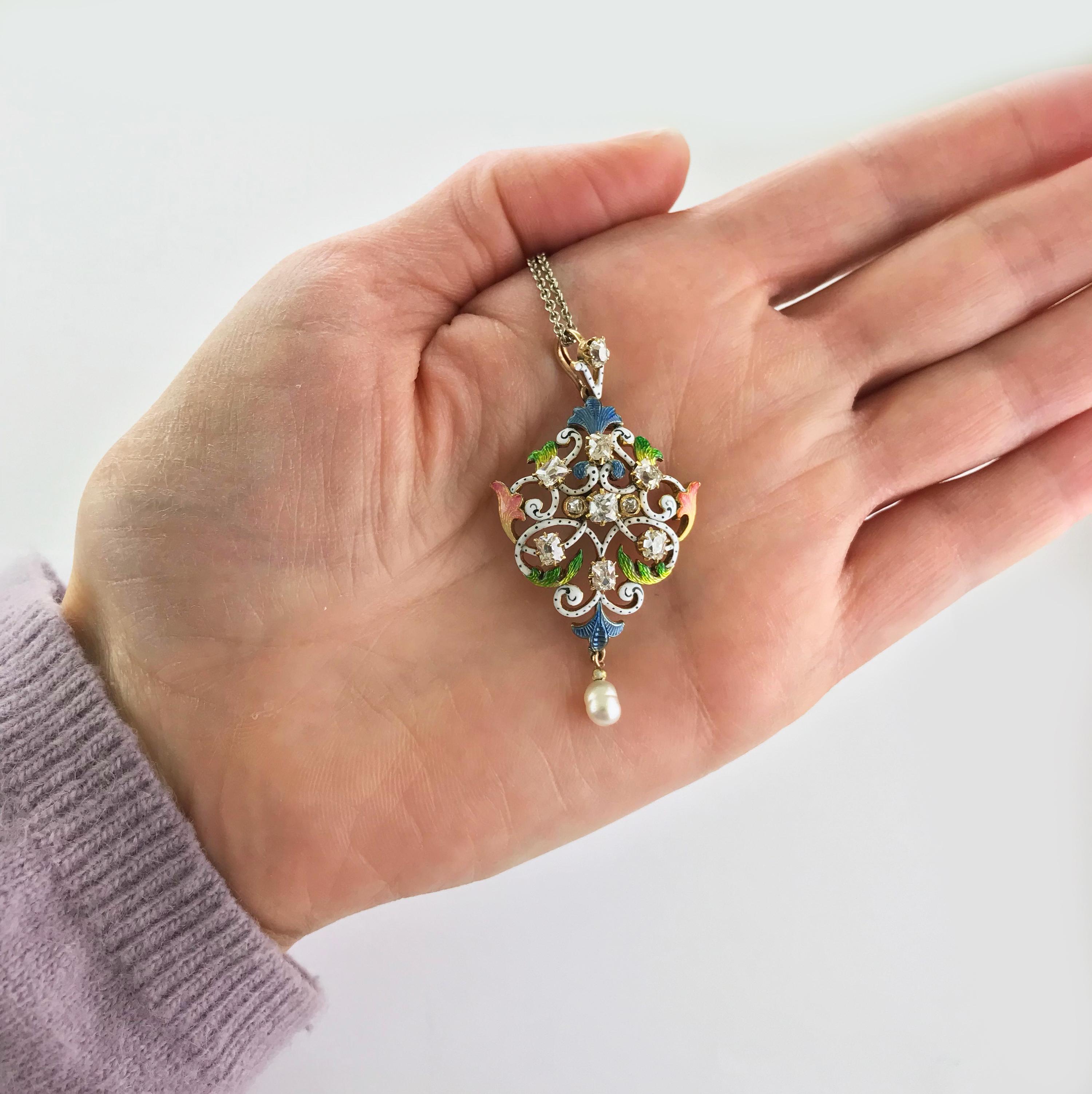 Ciondolo Art Nouveau con smalto guilloché, diamanti e perle, circa 1900 in vendita 5