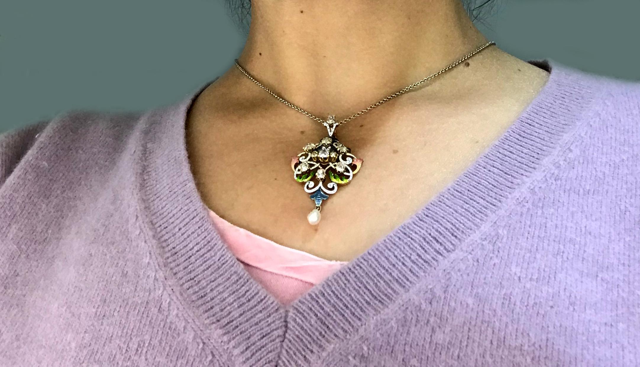 Ciondolo Art Nouveau con smalto guilloché, diamanti e perle, circa 1900 in vendita 7