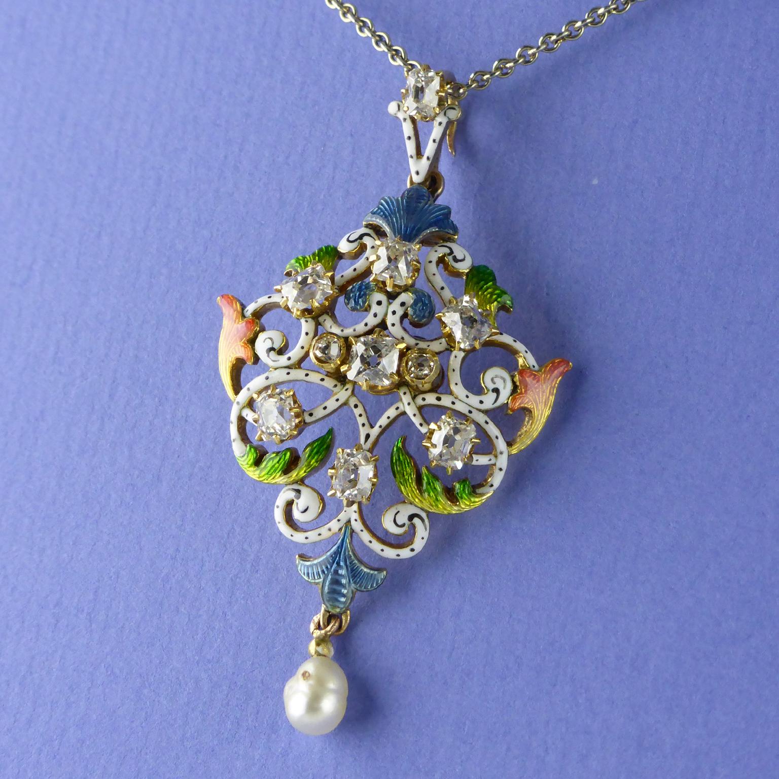 Art nouveau Pendentif Art Nouveau en émail guilloché, diamant, perle, circa 1900 en vente
