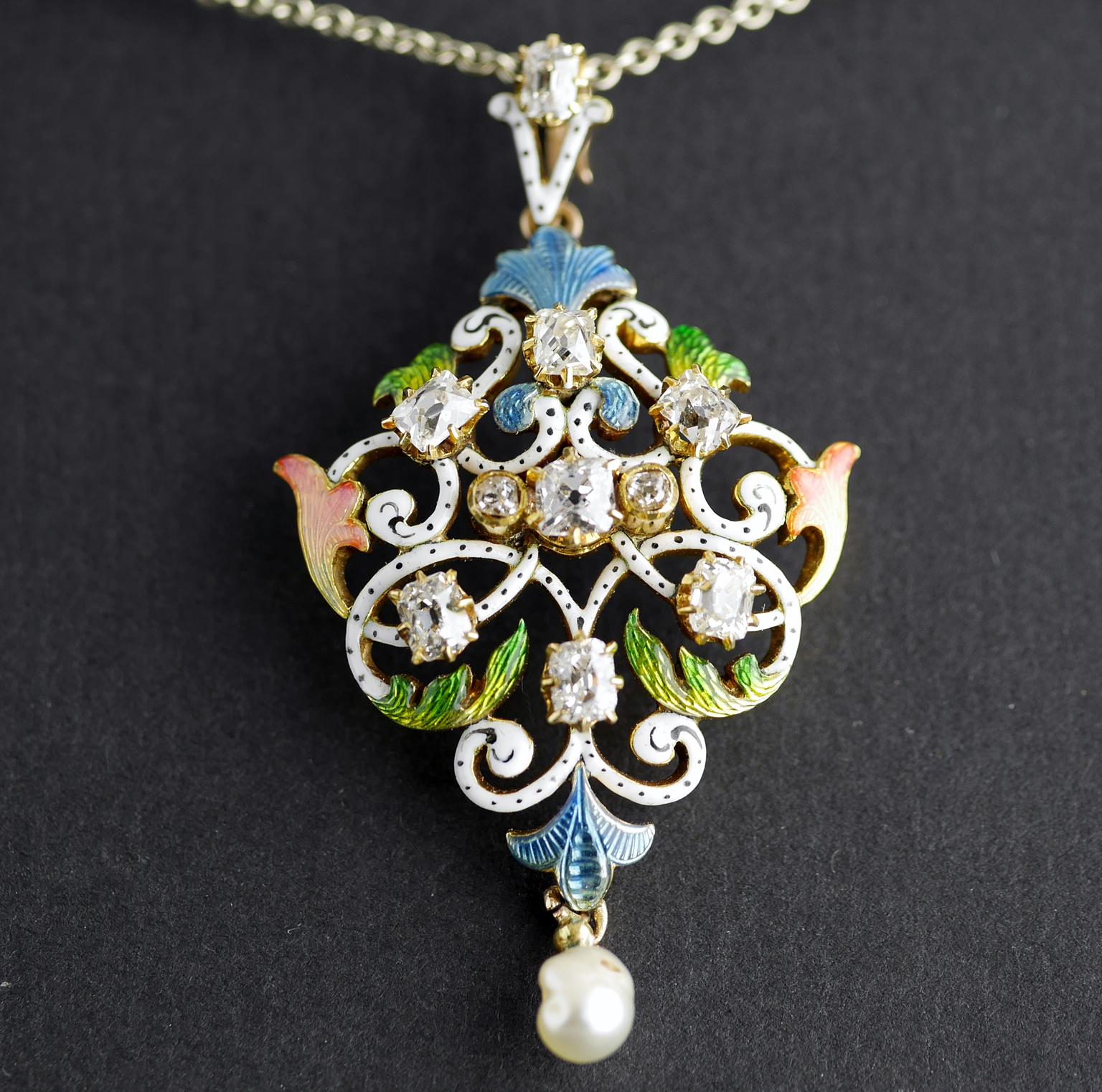 Pendentif Art Nouveau en émail guilloché, diamant, perle, circa 1900 Pour femmes en vente