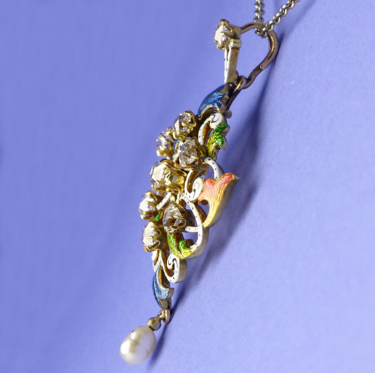 Pendentif Art Nouveau en émail guilloché, diamant, perle, circa 1900 en vente 3