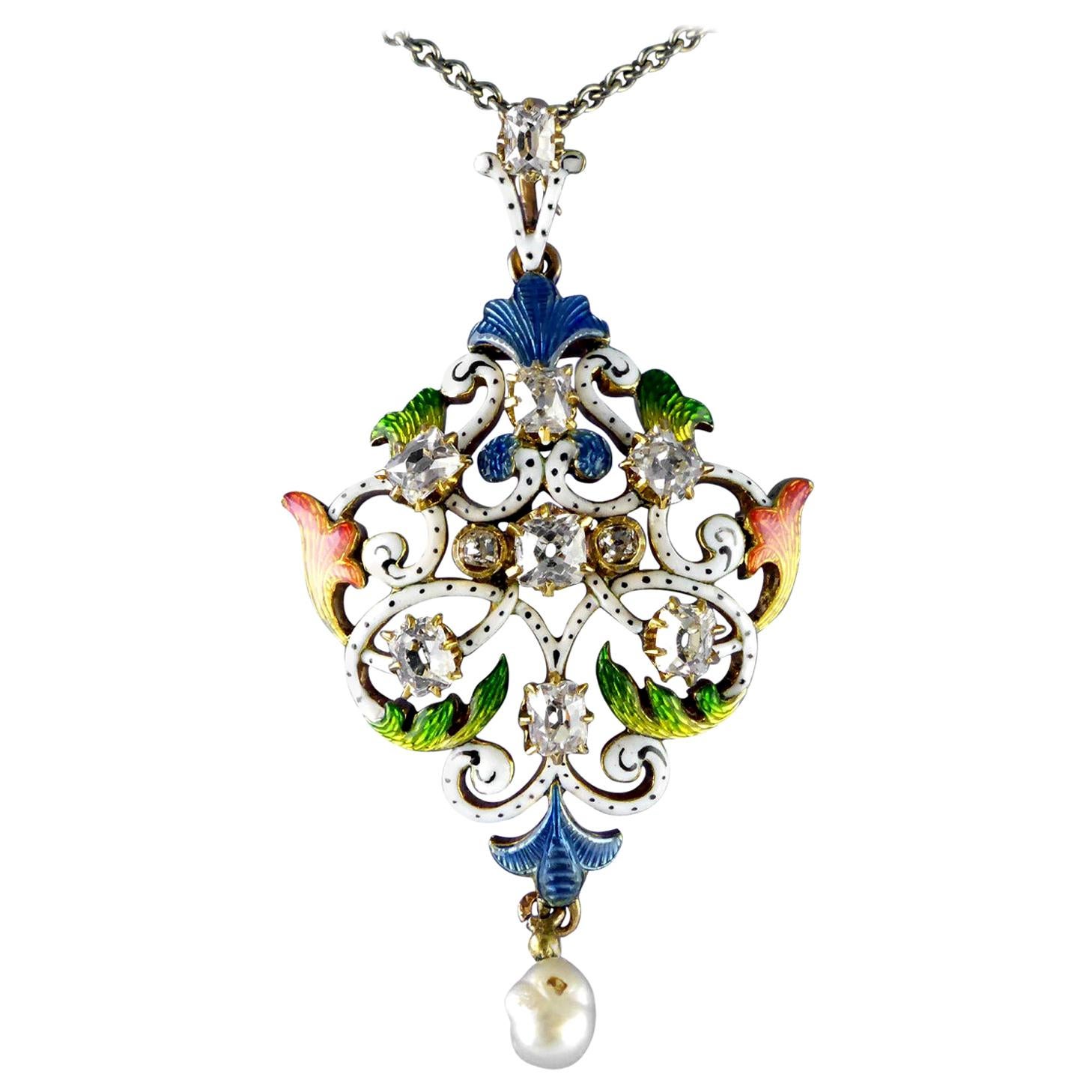 Pendentif Art Nouveau en émail guilloché, diamant, perle, circa 1900 en vente