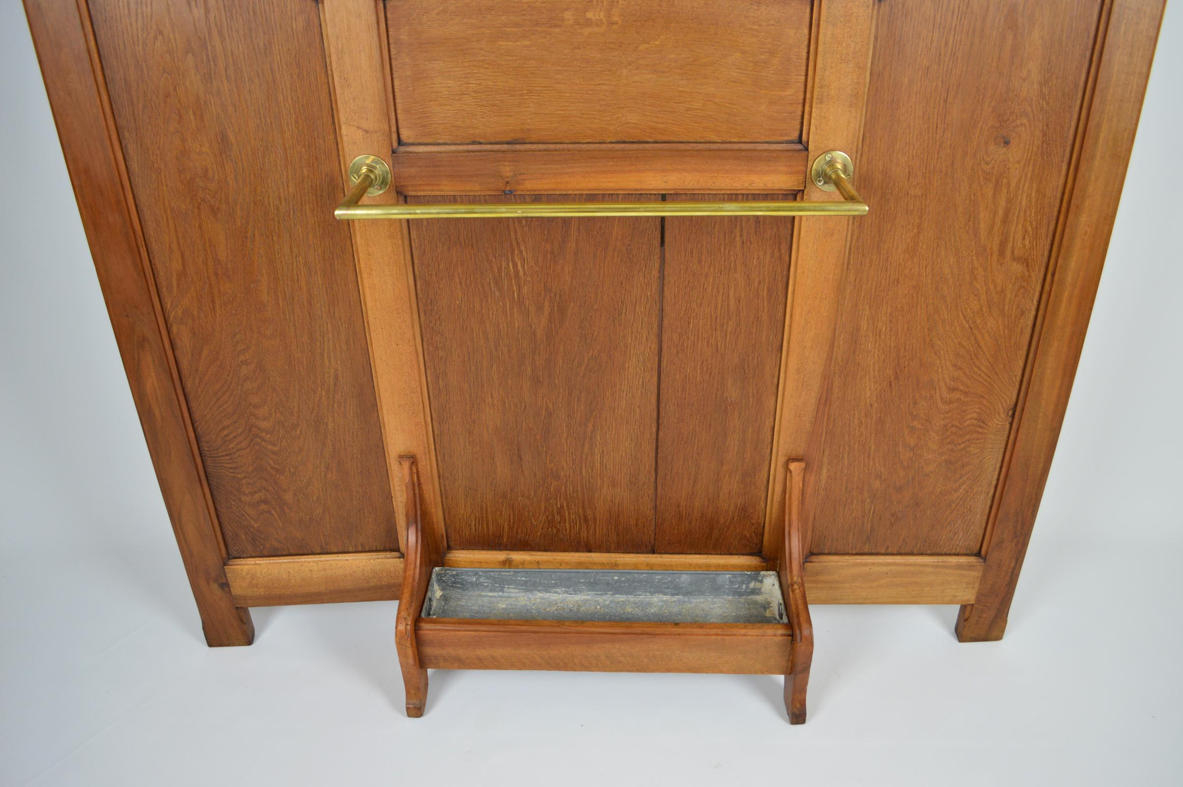 Wonderful hall stand in carved walnut and chestnut. 
6 beautiful bronze coat hooks.
1 umbrella Stand.

In the style of Gustave Serrurier-Bovy.

Art Nouveau, France or Belgium, circa 1900.

In good condition, the wood was treated against
