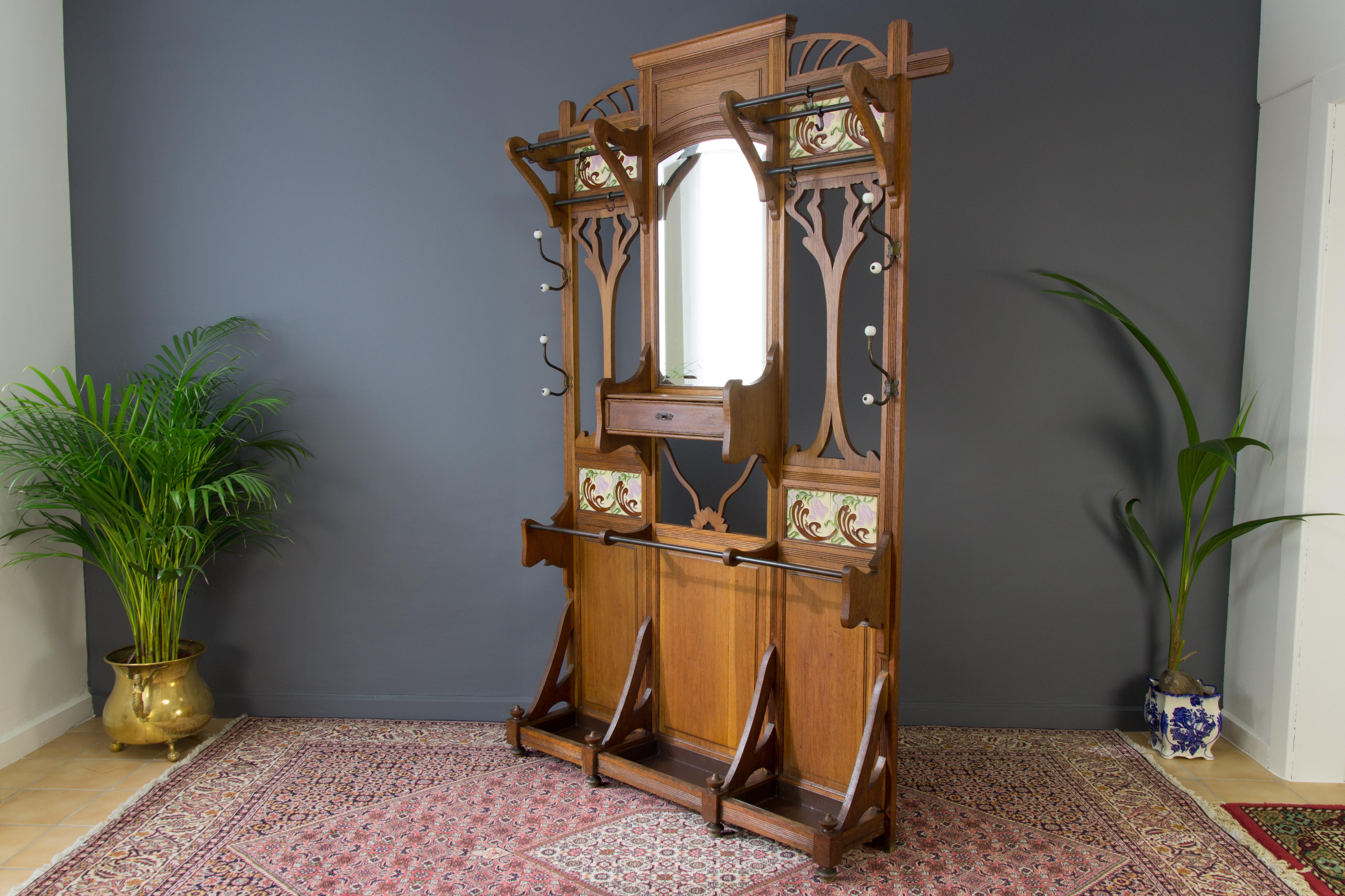 Art Nouveau Hall Stand or Hall Tree in Oak In Good Condition In Barntrup, DE