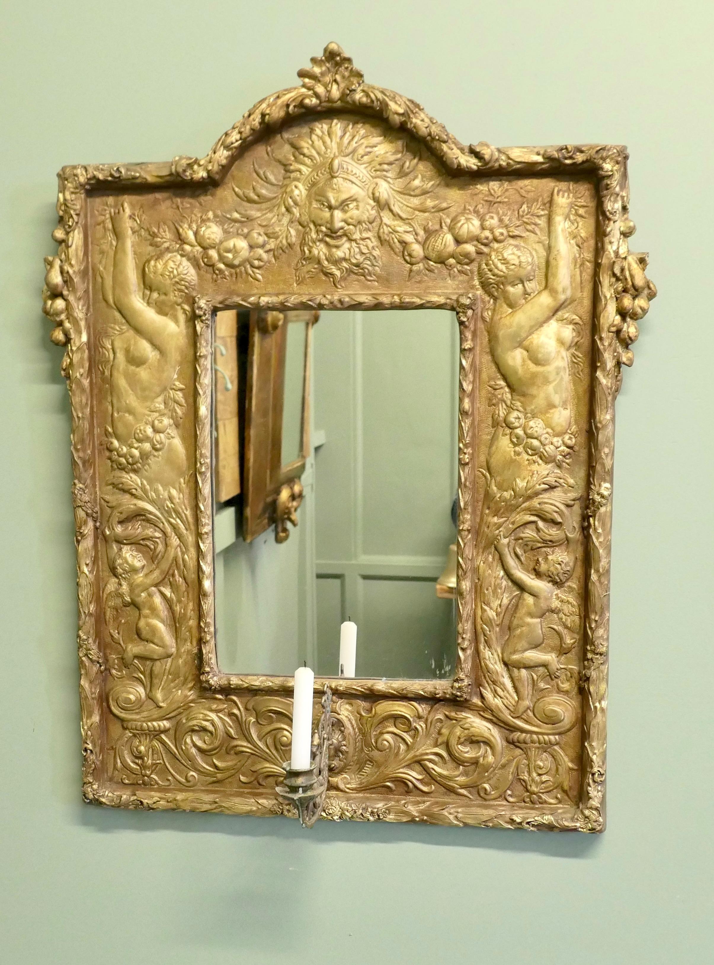 Miroir Art Nouveau en laiton battu à la main, Girandole Bacchus et Nymphes

Il s'agit d'une pièce très inhabituelle, avec un cadre en laiton martelé de 7 pouces de large. Les images dans le cadre représentent Bacchus souriant en haut et, en dessous,