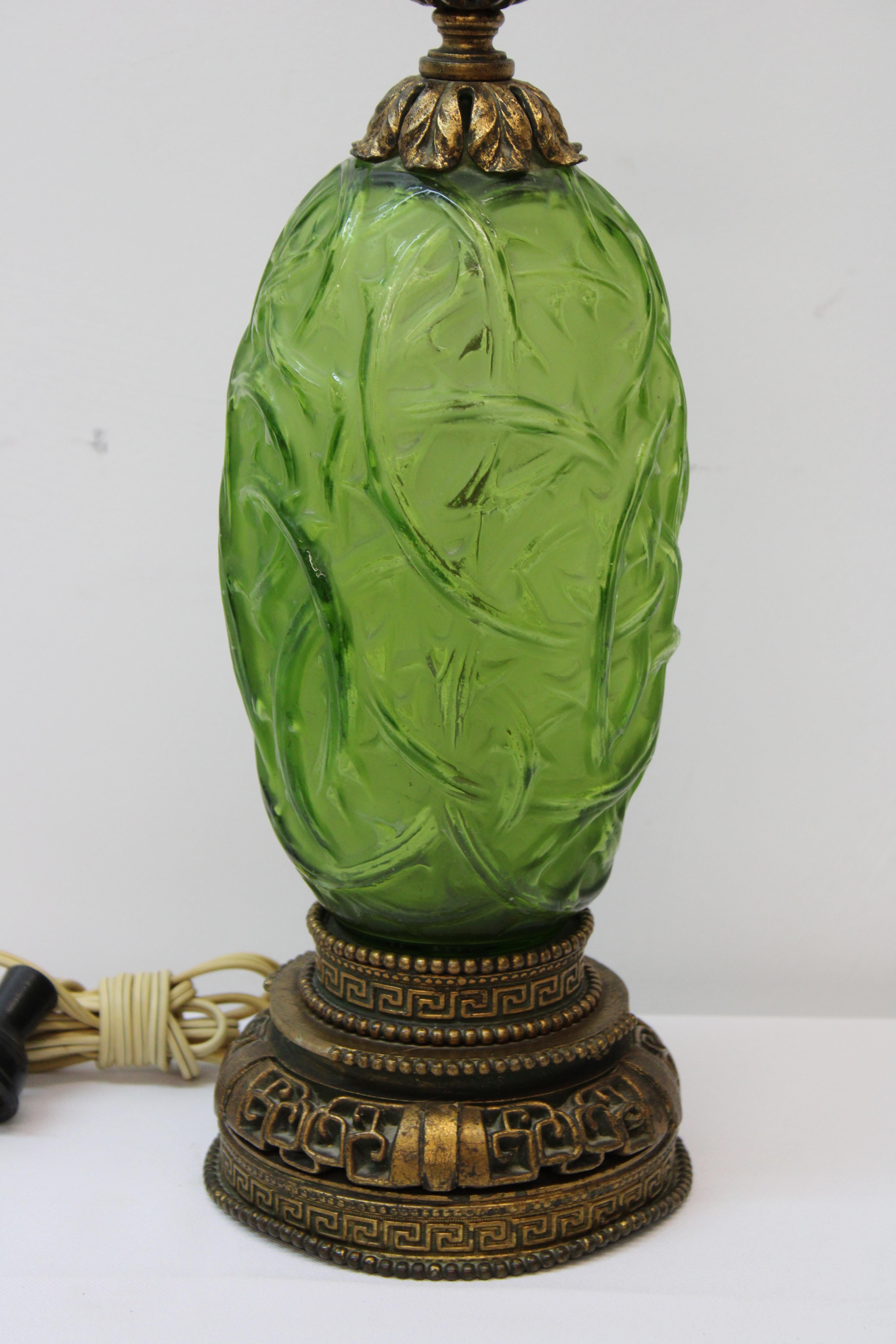 C. 20. Jahrhundert

Jugendstil-Tischlampe aus mundgeblasenem grünem Glas und Messing

Lampe fehlt ( Zugschnur für eine der Seiten zum Einschalten der Lampe ).