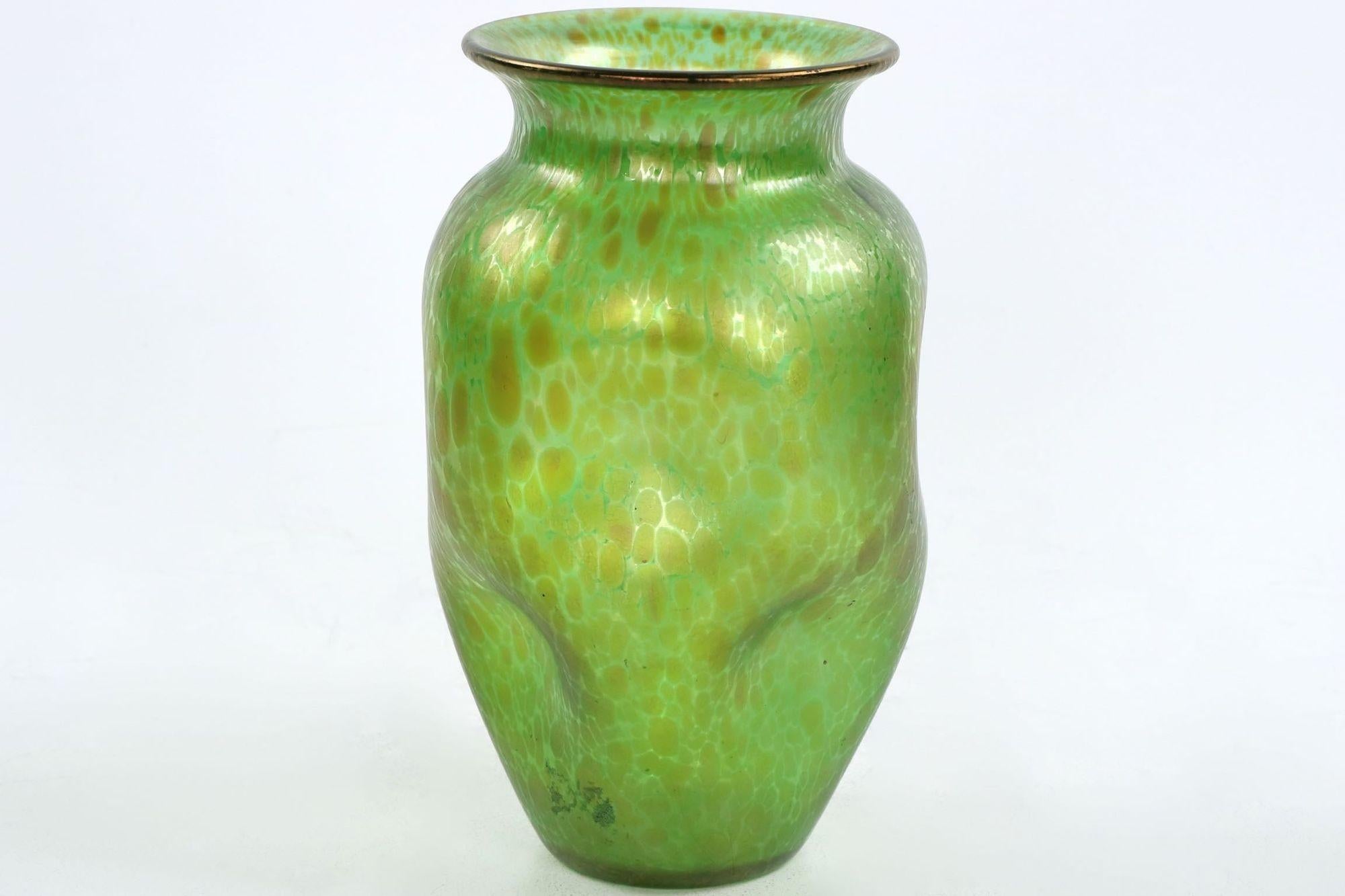 A most attractive hand blown Art Nouveau vase, this gorgeous little piece has great surface depth and elegant form. It is a nicely balanced, the traditional pattern with an iridescent green Crete Papillon oil spot surface decoration across the