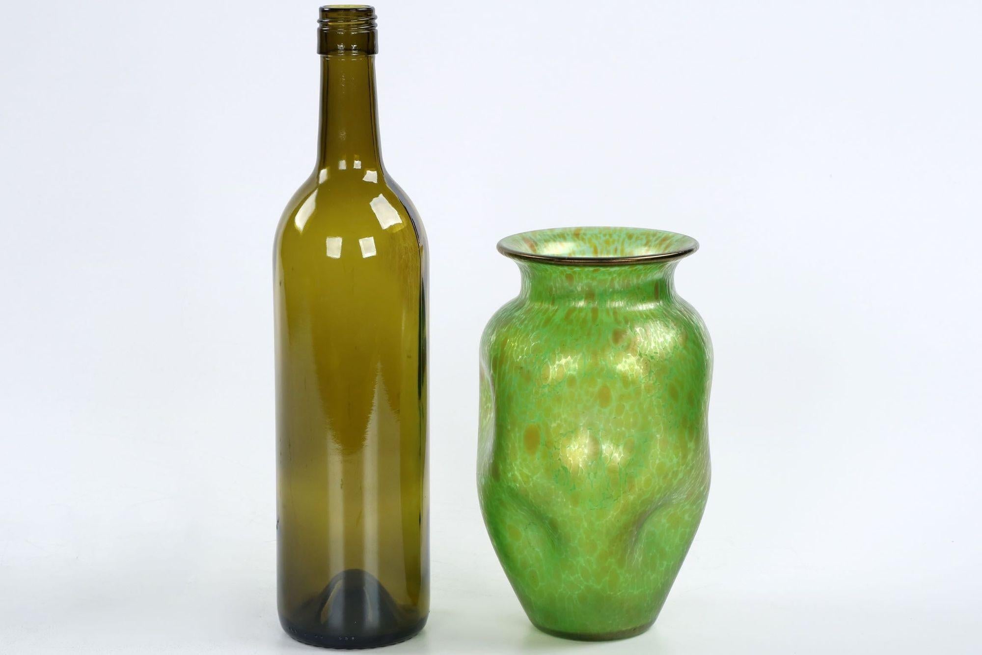 Art Nouveau Hand Blown Green Iridescent Art Glass Vase In Excellent Condition In Shippensburg, PA