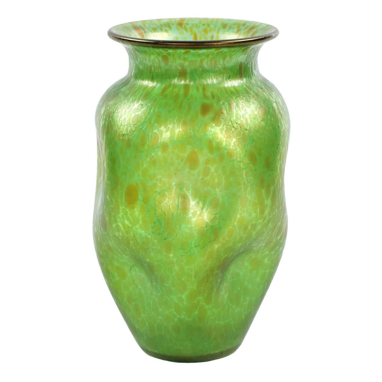 Vintage Emerald Irish Kelly Green Vase  6 1/2” Ruffle Ribbon 