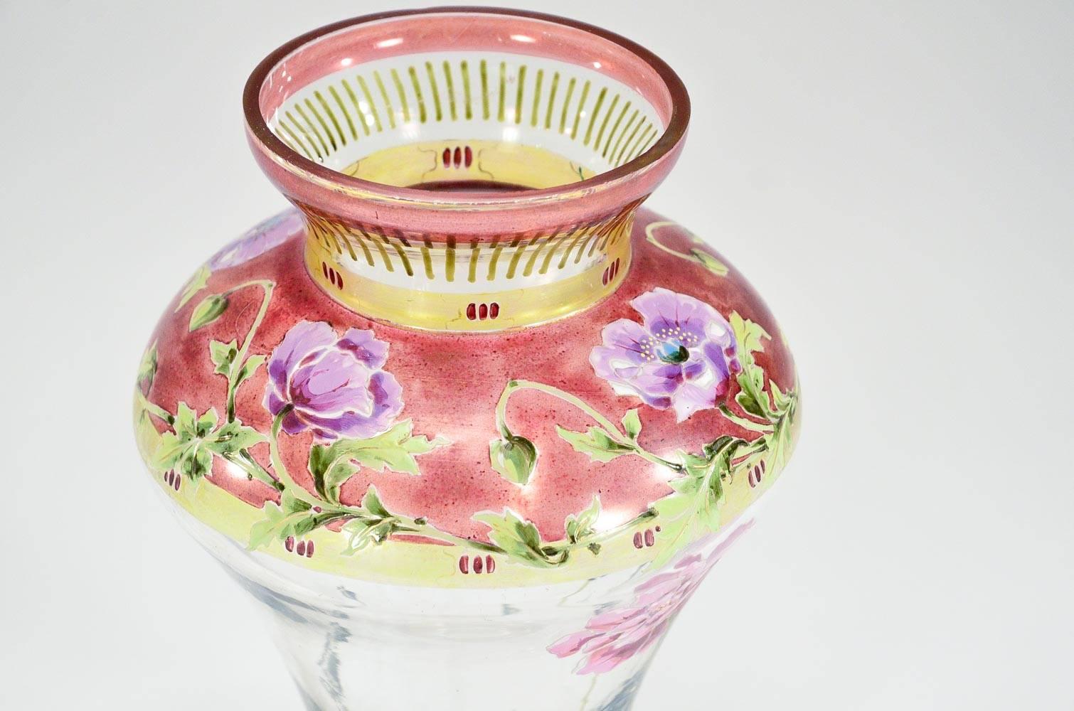 Ce vase soufflé à la bouche, à la fois élégant et joliment décoré, est peint à la main dans le style Art nouveau et sur le thème favori des coquelicots ! La peinture émaillée transparente représente des couches de fleurs et la forme du vase complète