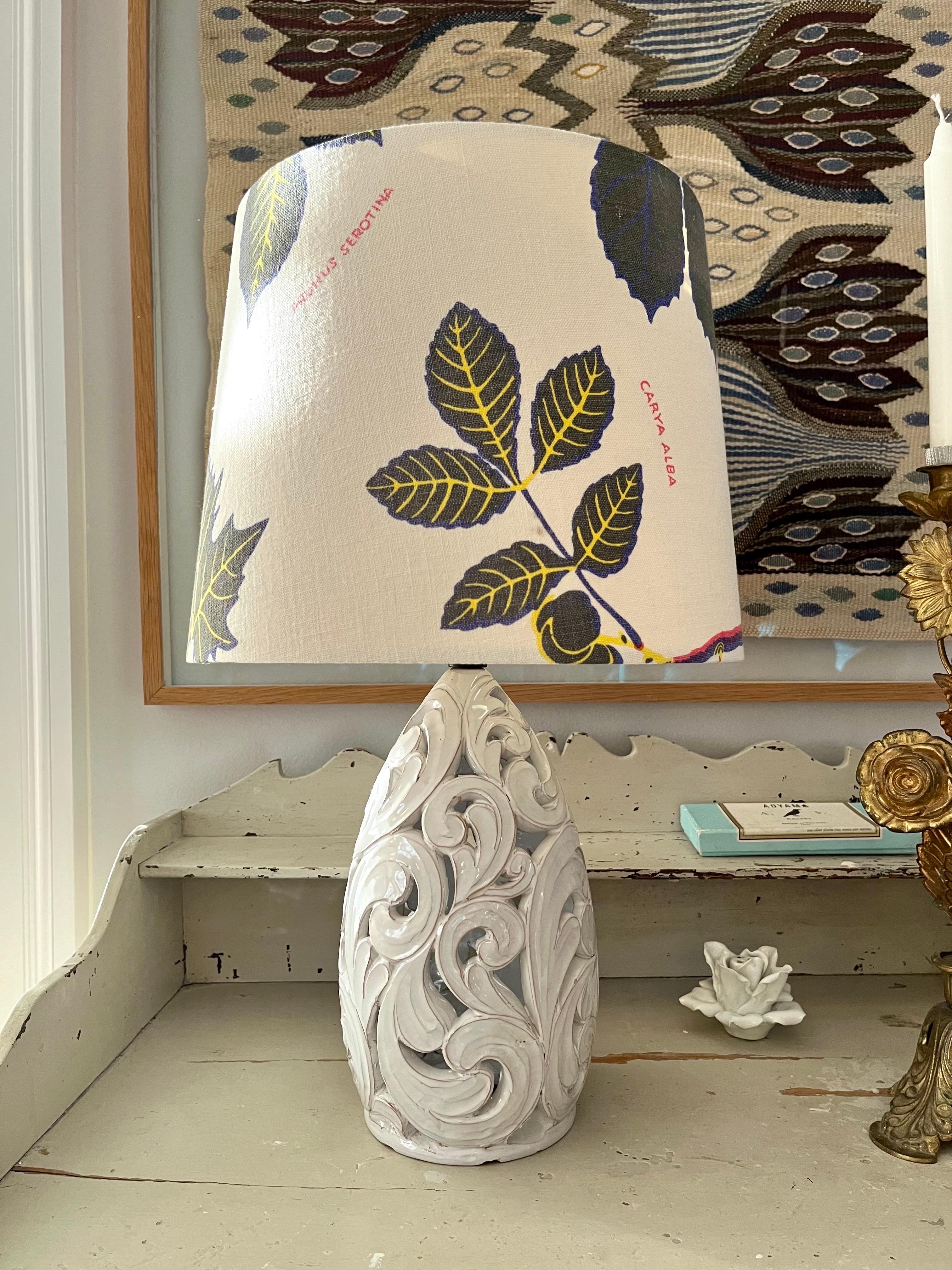 Lampe de table Art nouveau en céramique modelée à la main, Klein Unica, années 1920

Cette sculpturale lampe de table Klein Unica des années 1920 est un exemple frappant de céramique danoise modelée à la main du début du XXe siècle. 
Fabriquée en