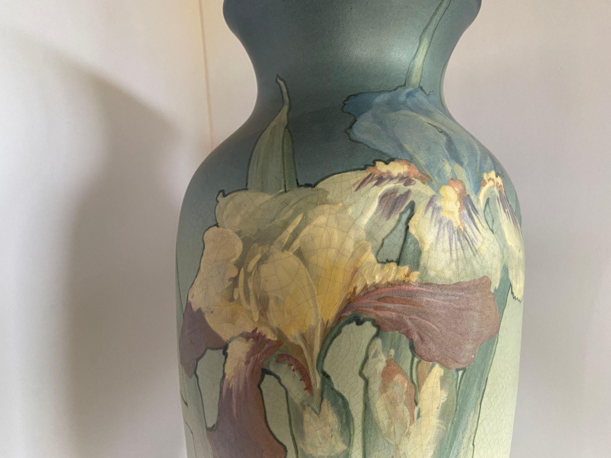 Vase ancien en poterie d'art Arts & Crafts de Weller Pottery présentant un motif floral rose et blanc sur un fond dégradé allant du vert mousse de mer au bleu, signé par l'artiste et le fabricant comme sur la photo, vers 1920.

Mesures : 16