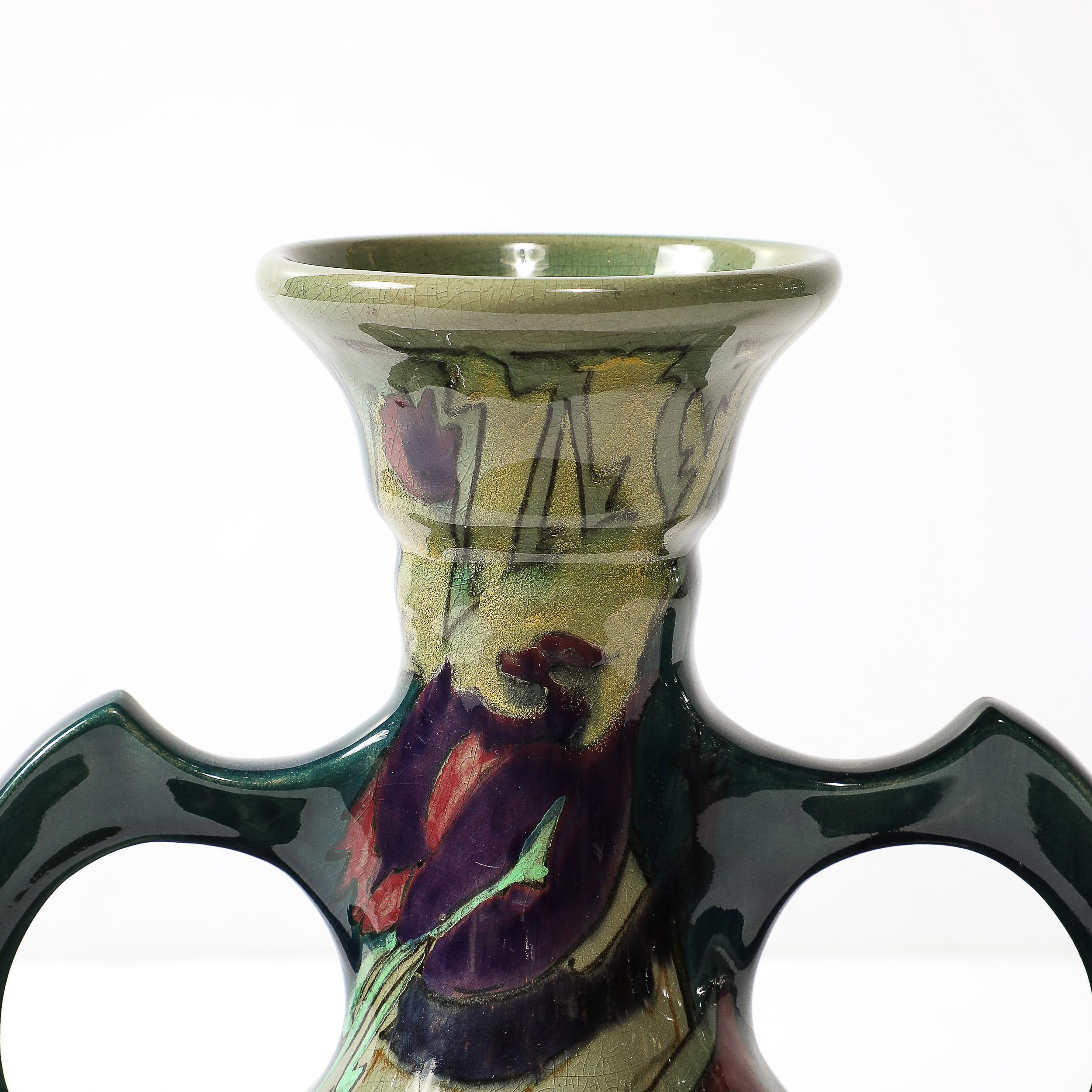 Diese einzigartige, handbemalte Keramikvase im Jugendstil, signiert Gouda, stammt aus den Niederlanden, ca. 1910. Die atemberaubende Oberfläche besteht aus kunstvoll handgemalten Naturmotiven in einer breiten Palette gedeckter Farbtöne. Fließende