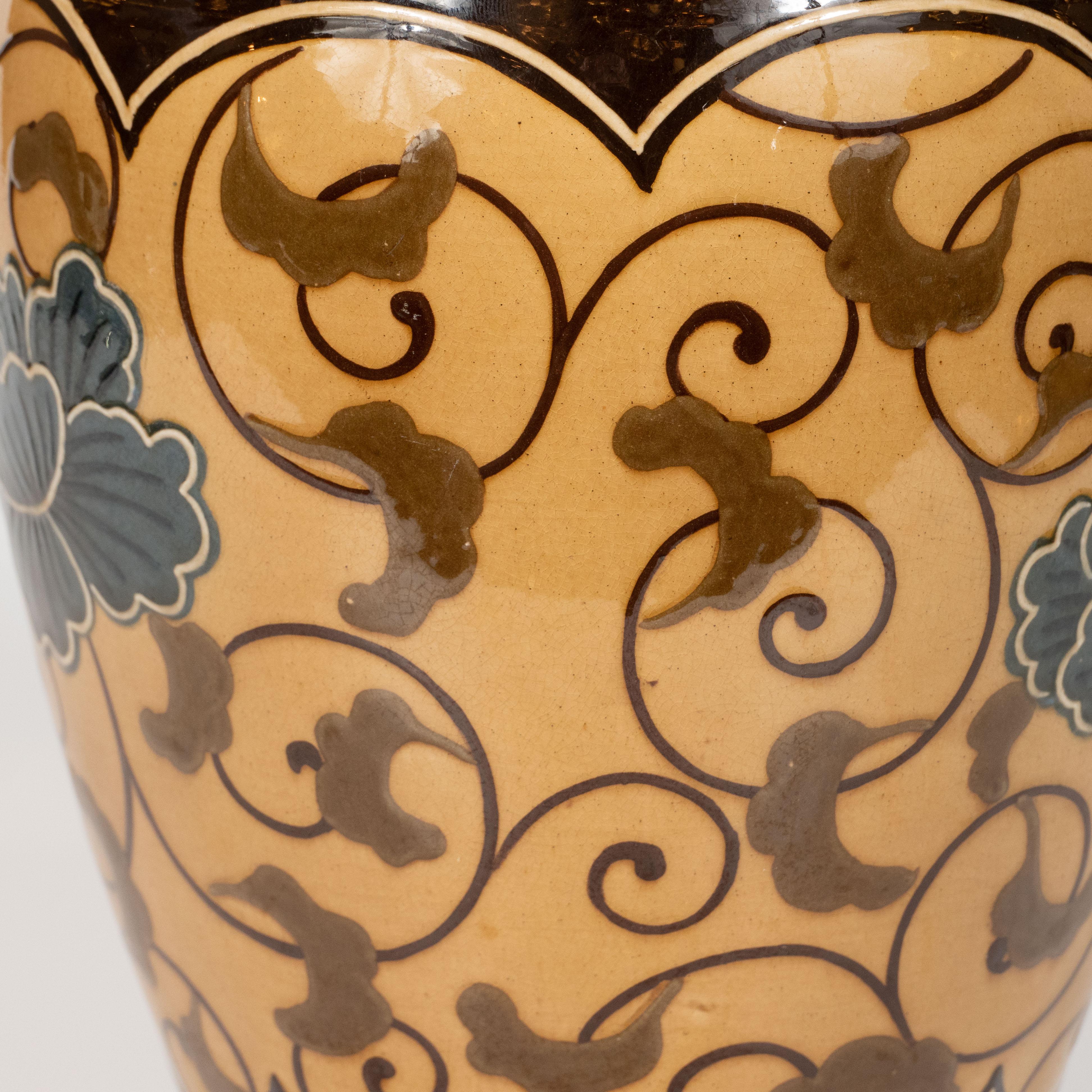 Handbemalte Wedgewood-Vase aus Wedgewood im Jugendstil mit Blumenmuster im Zustand „Hervorragend“ im Angebot in New York, NY