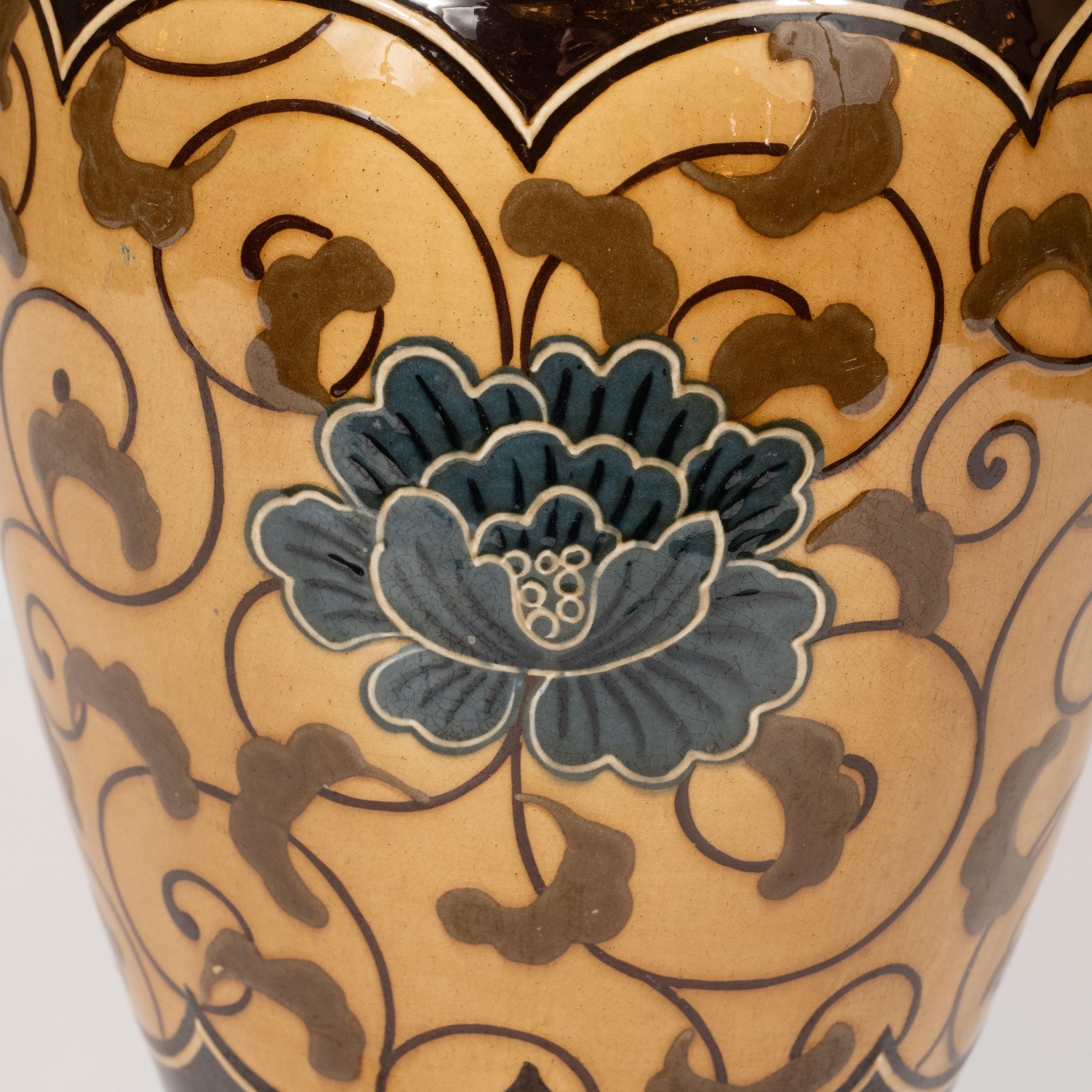Handbemalte Wedgewood-Vase aus Wedgewood im Jugendstil mit Blumenmuster im Angebot 1
