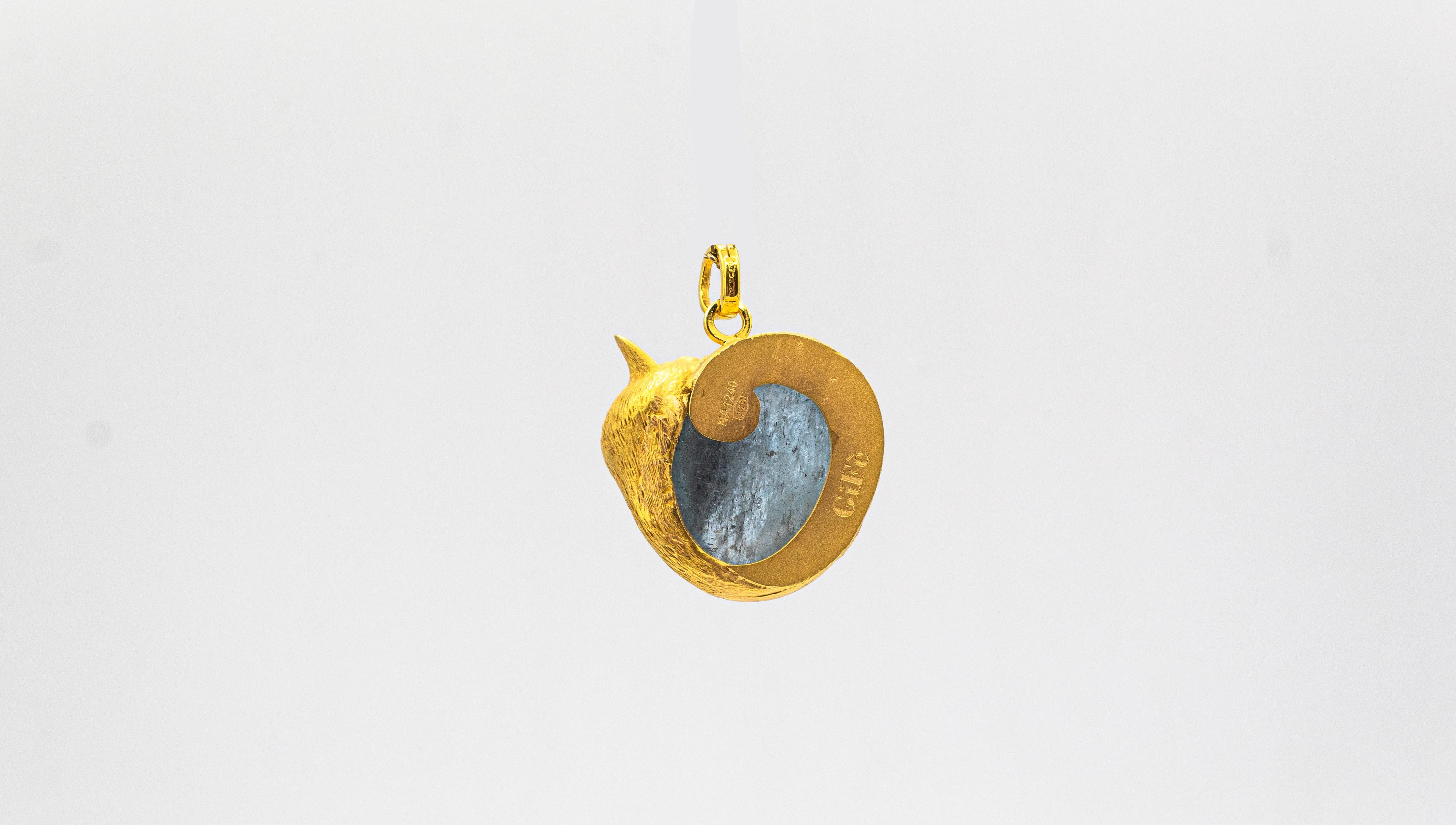 Halskette mit Anhänger „Cat“ aus Gelbgold mit handgefertigtem Smaragd-Aquamarin und Gelbgold im Jugendstil im Angebot 3