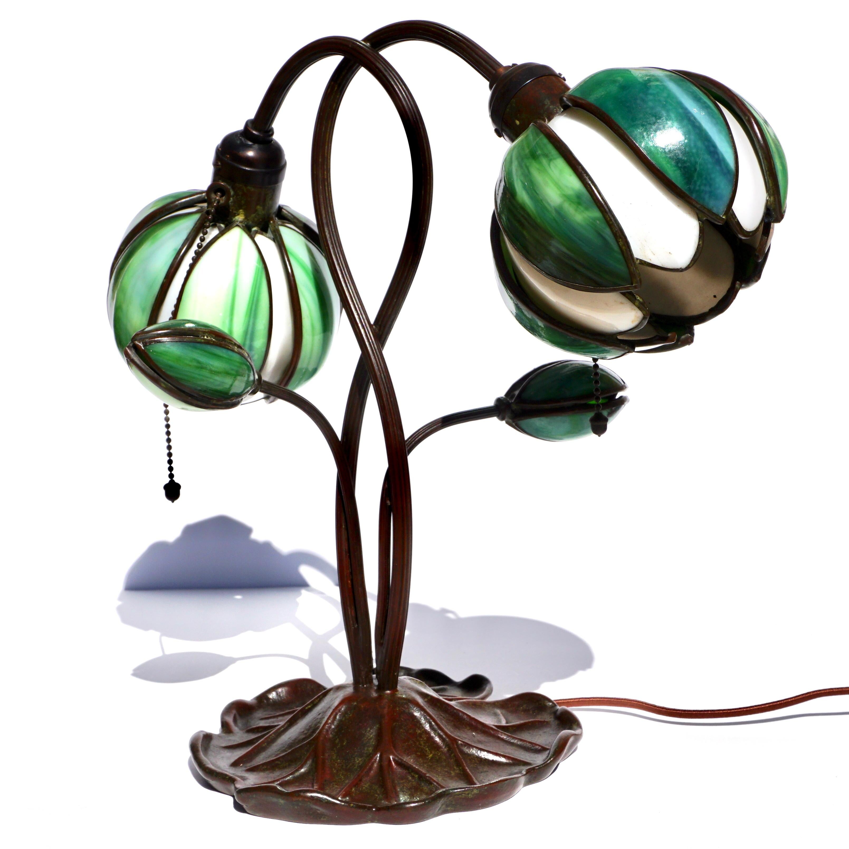 Zwei-Licht-Lilie-Schreibtischlampe im Art nouveau-Stil von Handel (amerikanisch)