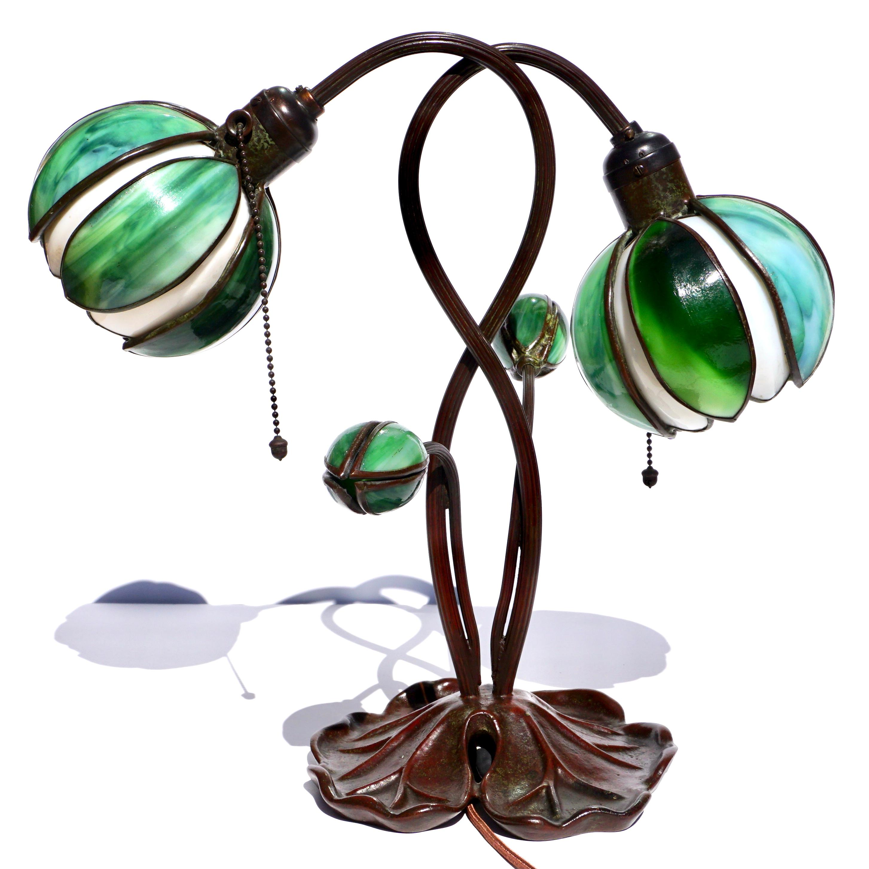 Zwei-Licht-Lilie-Schreibtischlampe im Art nouveau-Stil von Handel (Handgefertigt)