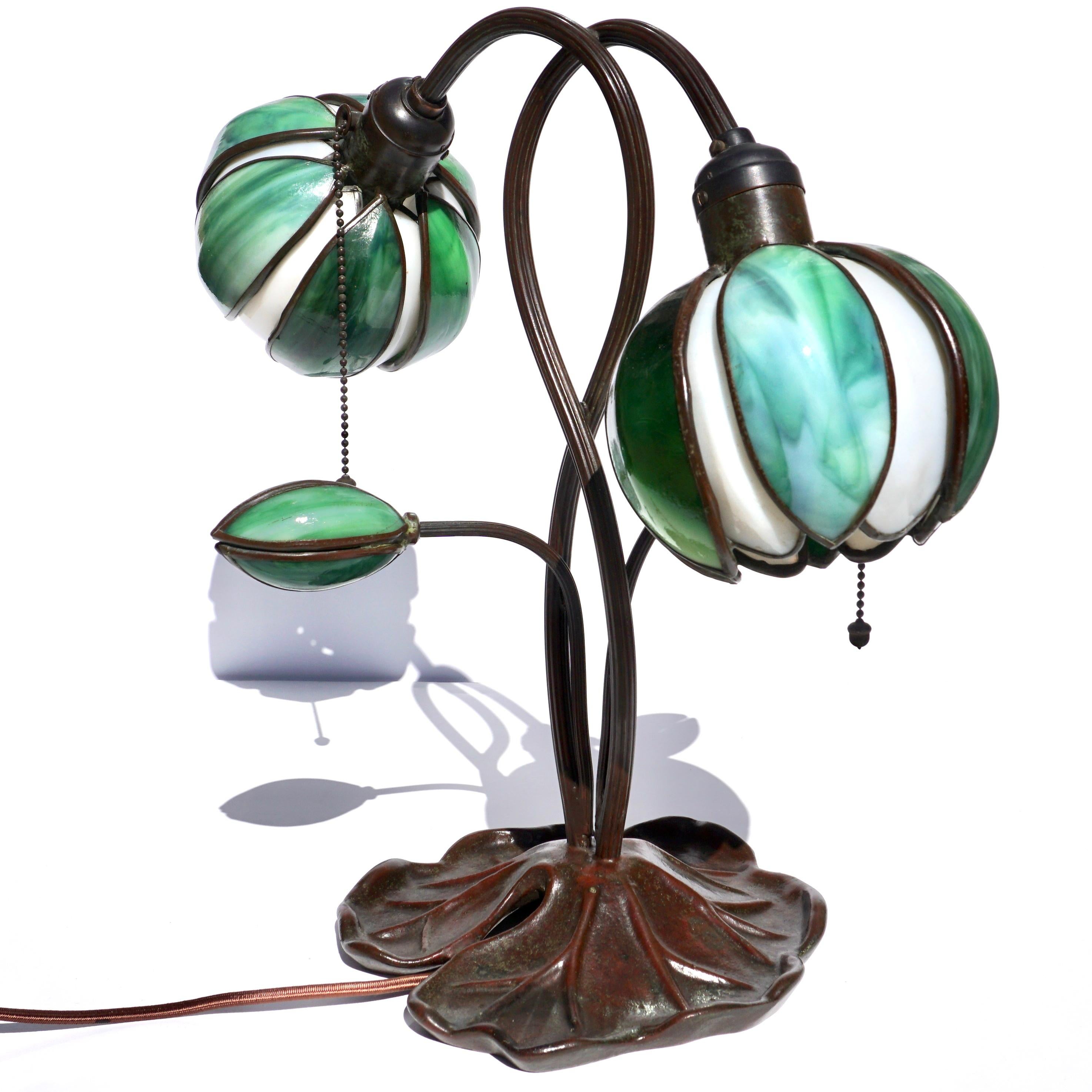 Zwei-Licht-Lilie-Schreibtischlampe im Art nouveau-Stil von Handel im Zustand „Gut“ in Dallas, TX
