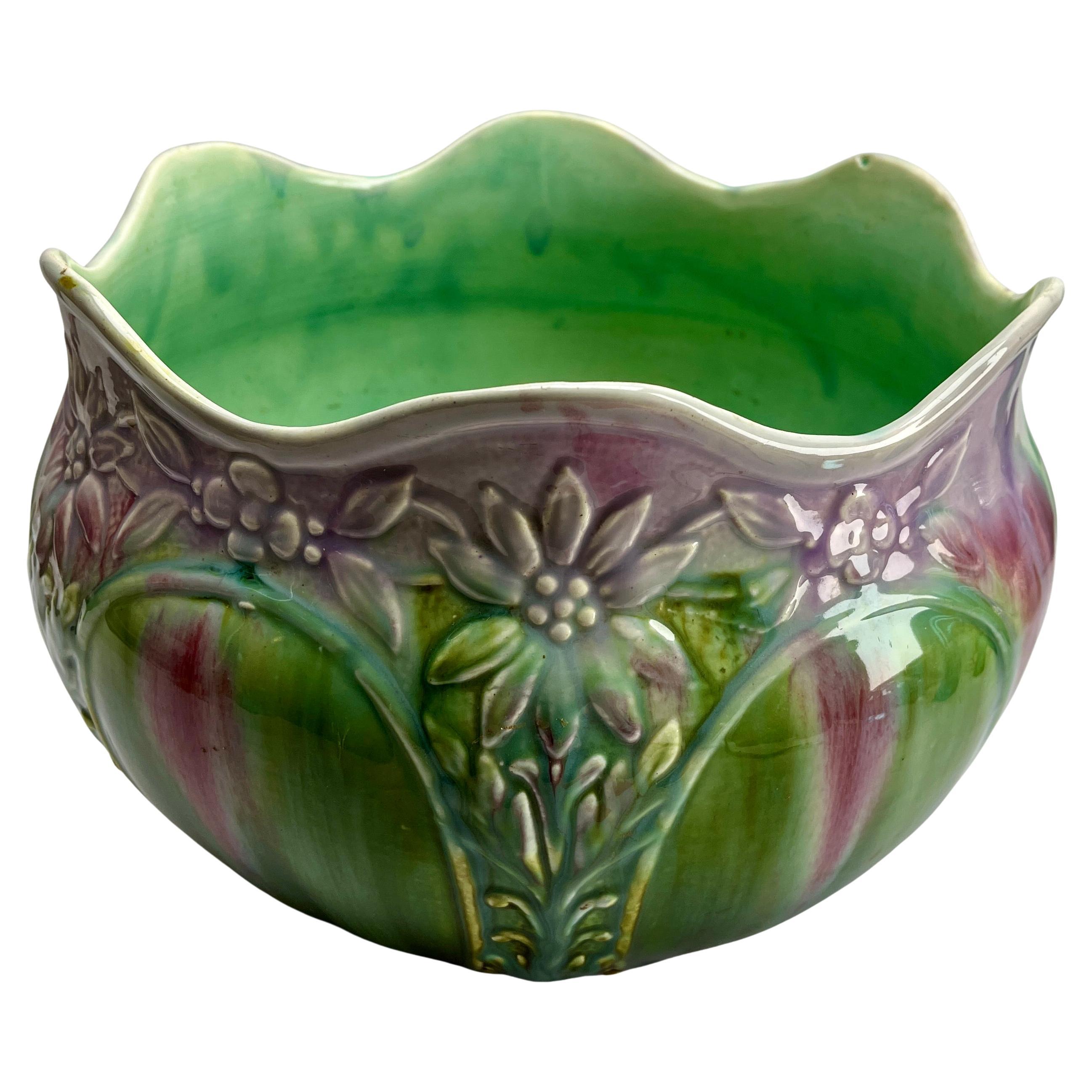 Brilliante Majolique émaillée à la main 
Jardinière Art Nouveau, 1920.
Imperiale Royale, NIMY

Fabriqué à la main et émaillé à la main avec des détails brillants.
Fabriqué en Belgique
D'époque Art Nouveau, 1920, belle qualité.
Présente des signes de
