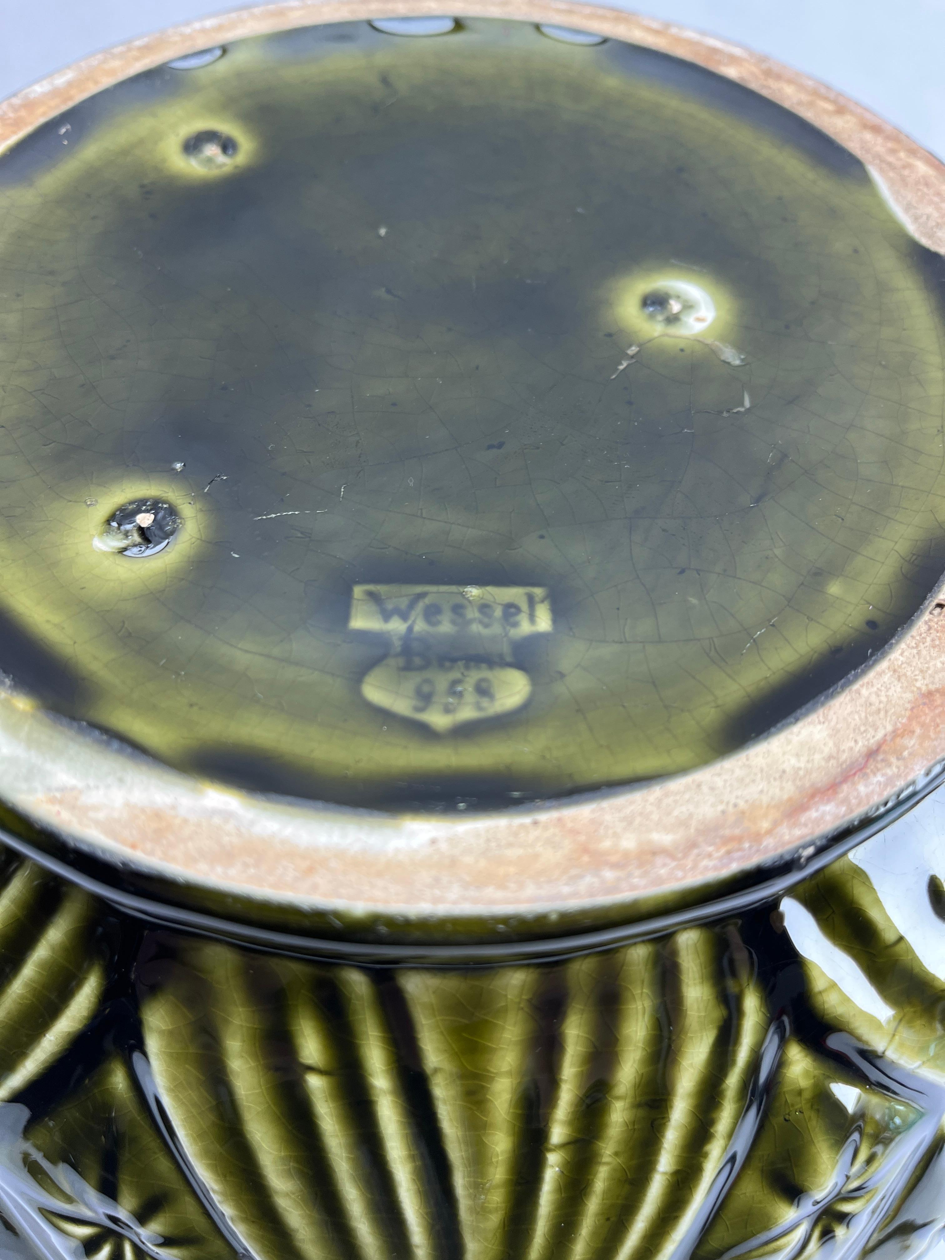 Début du 20ème siècle Jardinière Art Nouveau faite et émaillée à la main, timbre : Wessel 958 en vente