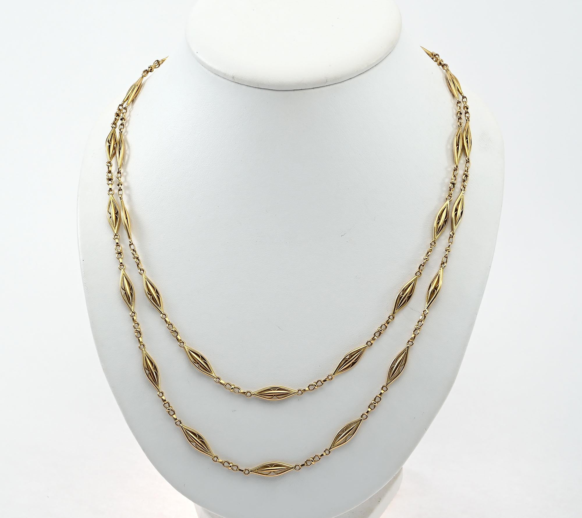 Collana a catena d'oro lunga fatta a mano con insolite e dettagliate maglie allungate. Hanno una larghezza di 3/16