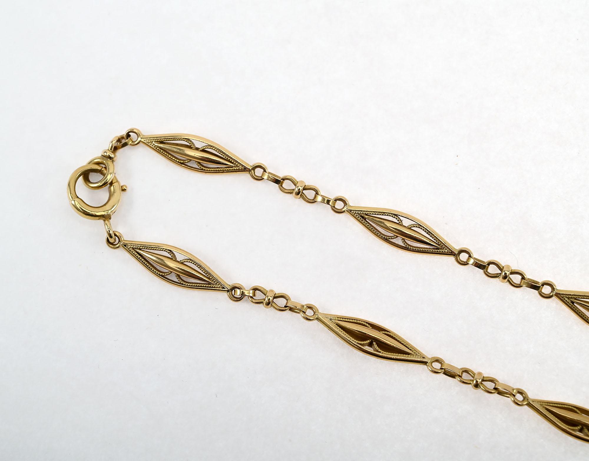 Art Nouveau fatto a mano  Collana lunga con catena d'oro in vendita 1