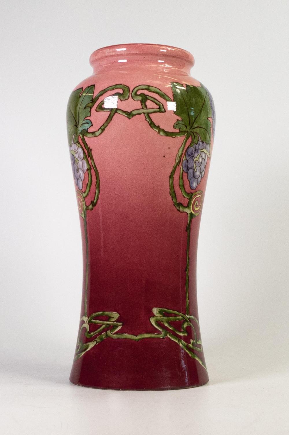 Vase aus Lambeth-Fayence im Stil ART NOUVEAU von DOULTON. Rosa. Um 1900. 

Prächtige stilisierte Jugendstilblumen auf einem  rosa Vase von Doulton Lambeth Fayence. Großes Format und farbenfrohes Kunstwerk. 
