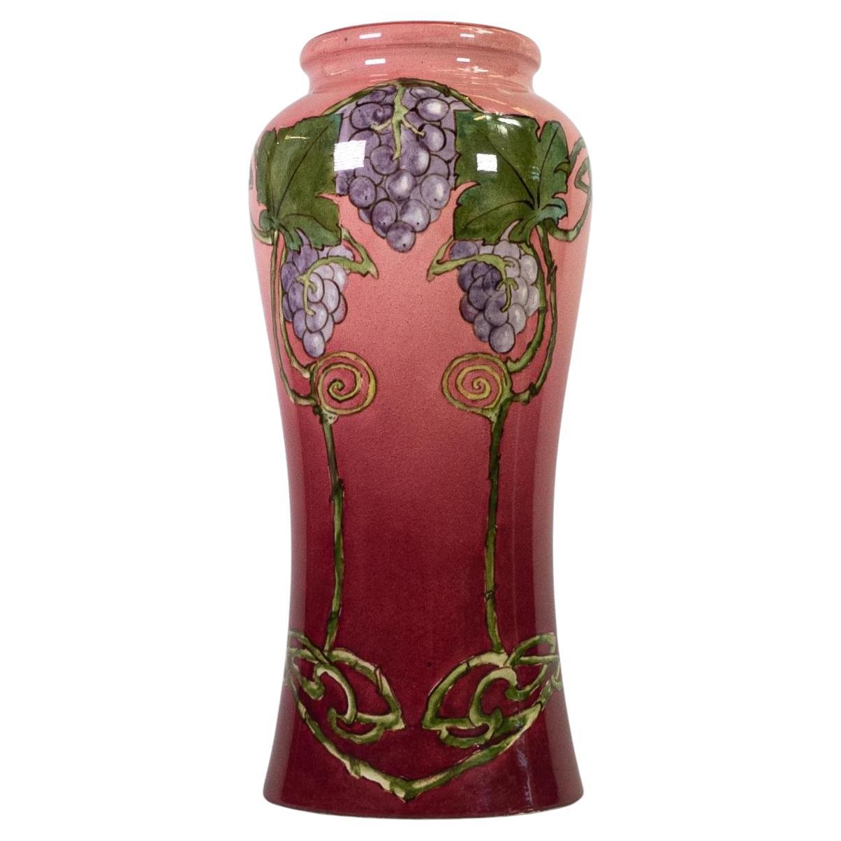 Vase Art Nouveau peint à la main en faïence d'agneau de DOULTON de style ART NOUVEAU. Rose. 