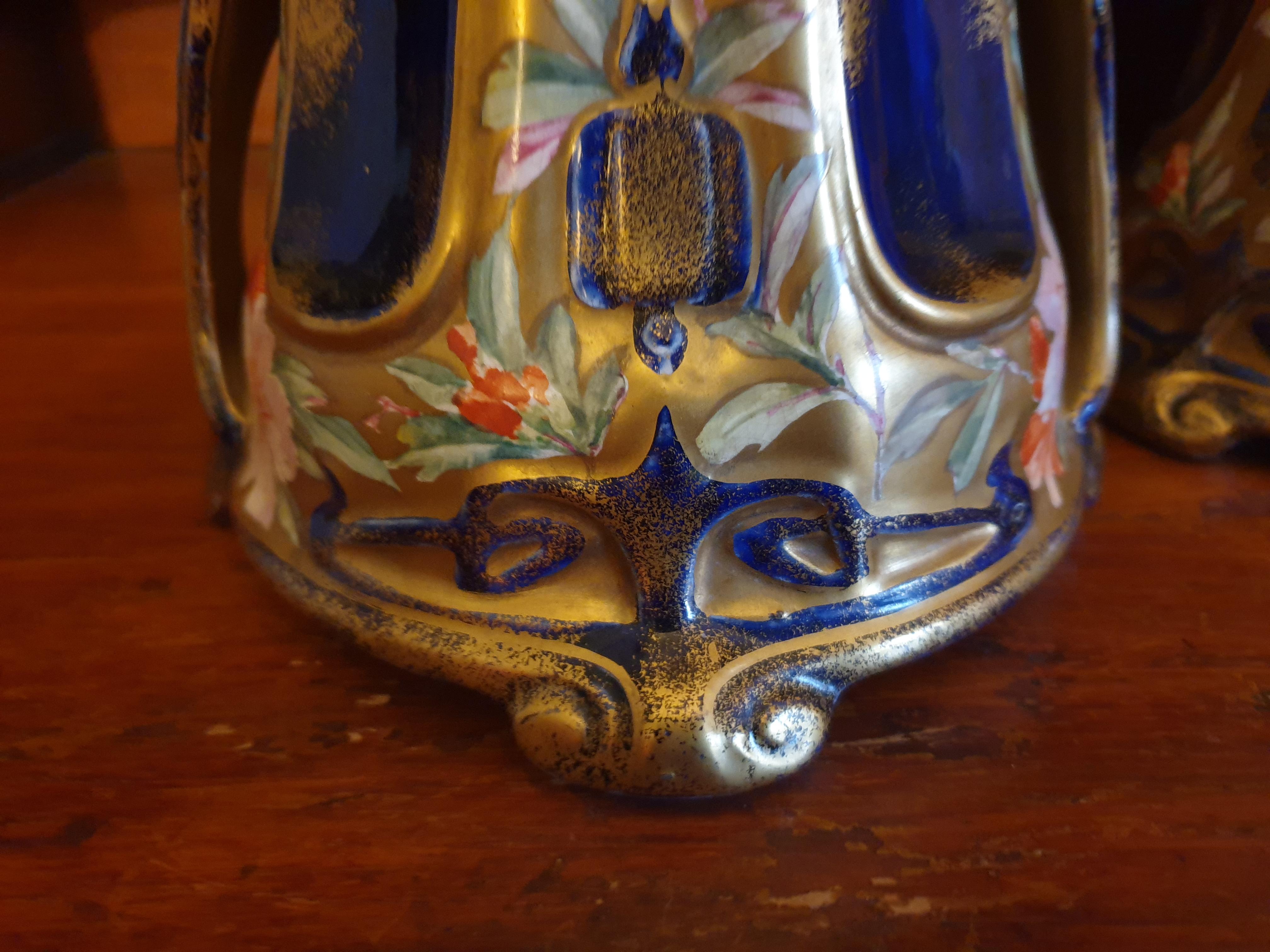 English Art Nouveau 19th Century Hand Painted Floral Pierced Gilded Vases  For Sale 5