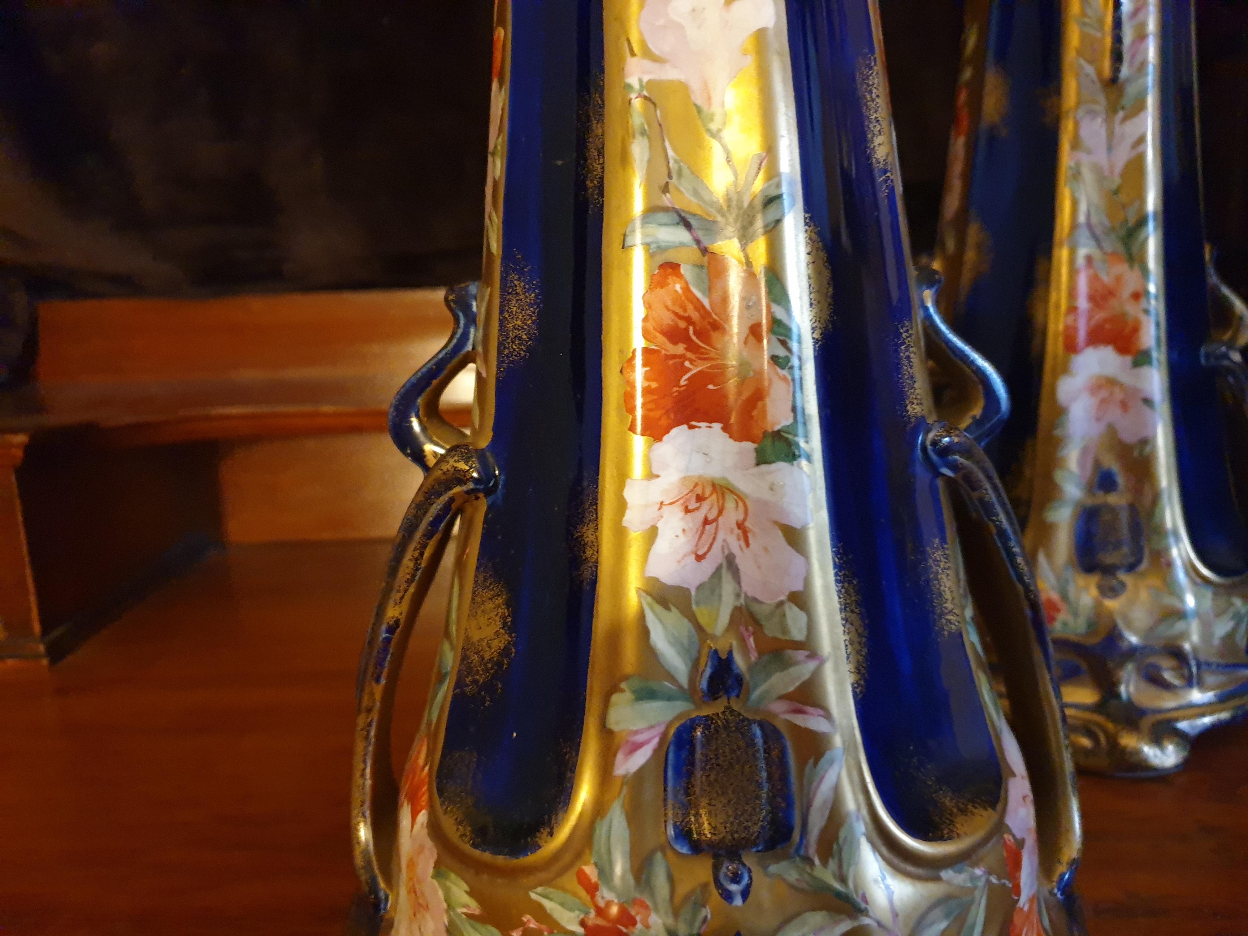 English Art Nouveau 19th Century Hand Painted Floral Pierced Gilded Vases  In Excellent Condition For Sale In London, GB