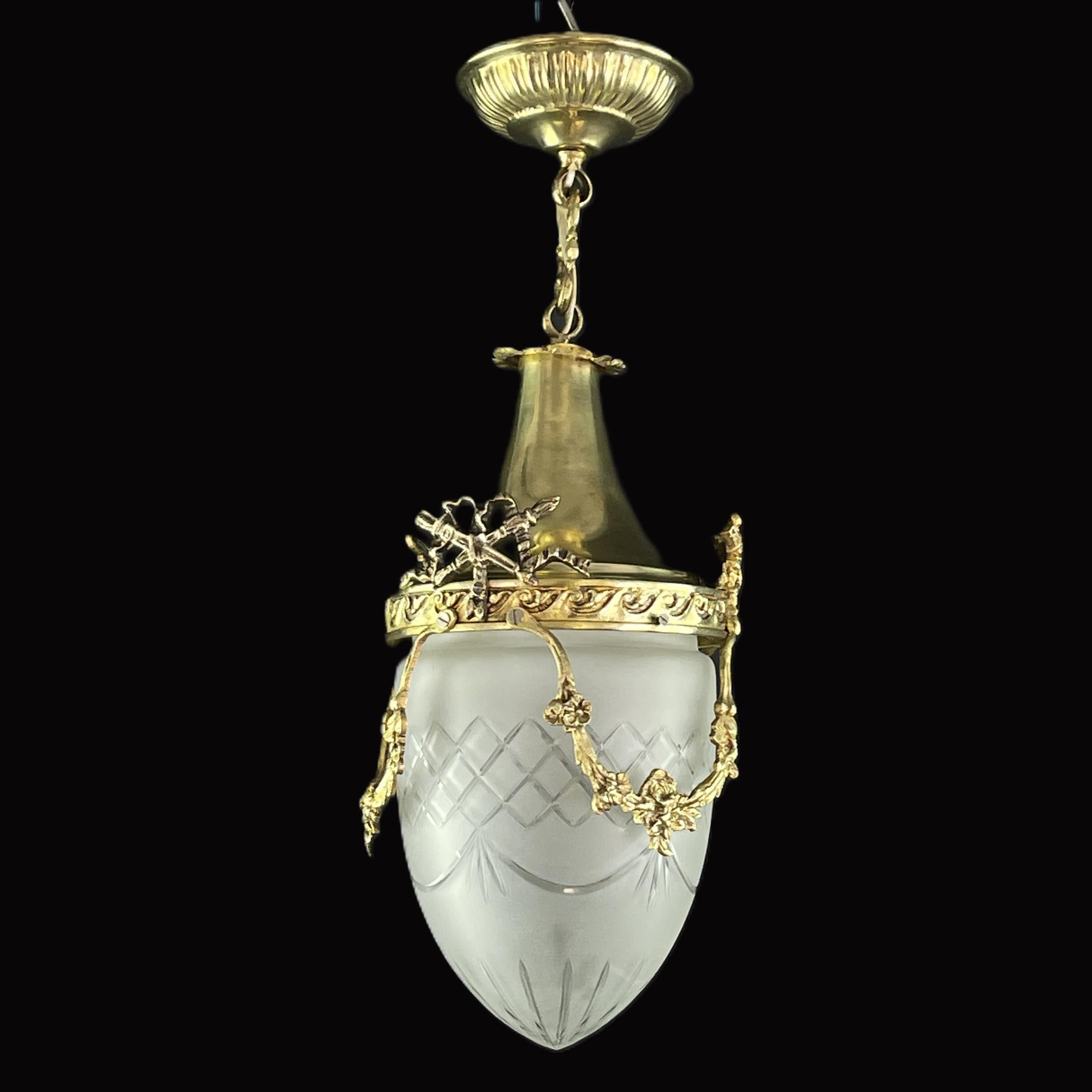 Plafonnier Art Nouveau en bronze 

La lampe est fabriquée en bronze et en laiton, qui ont été soigneusement finis pour créer une surface lisse et brillante. Sa principale caractéristique réside dans les guirlandes détaillées qui s'enroulent autour