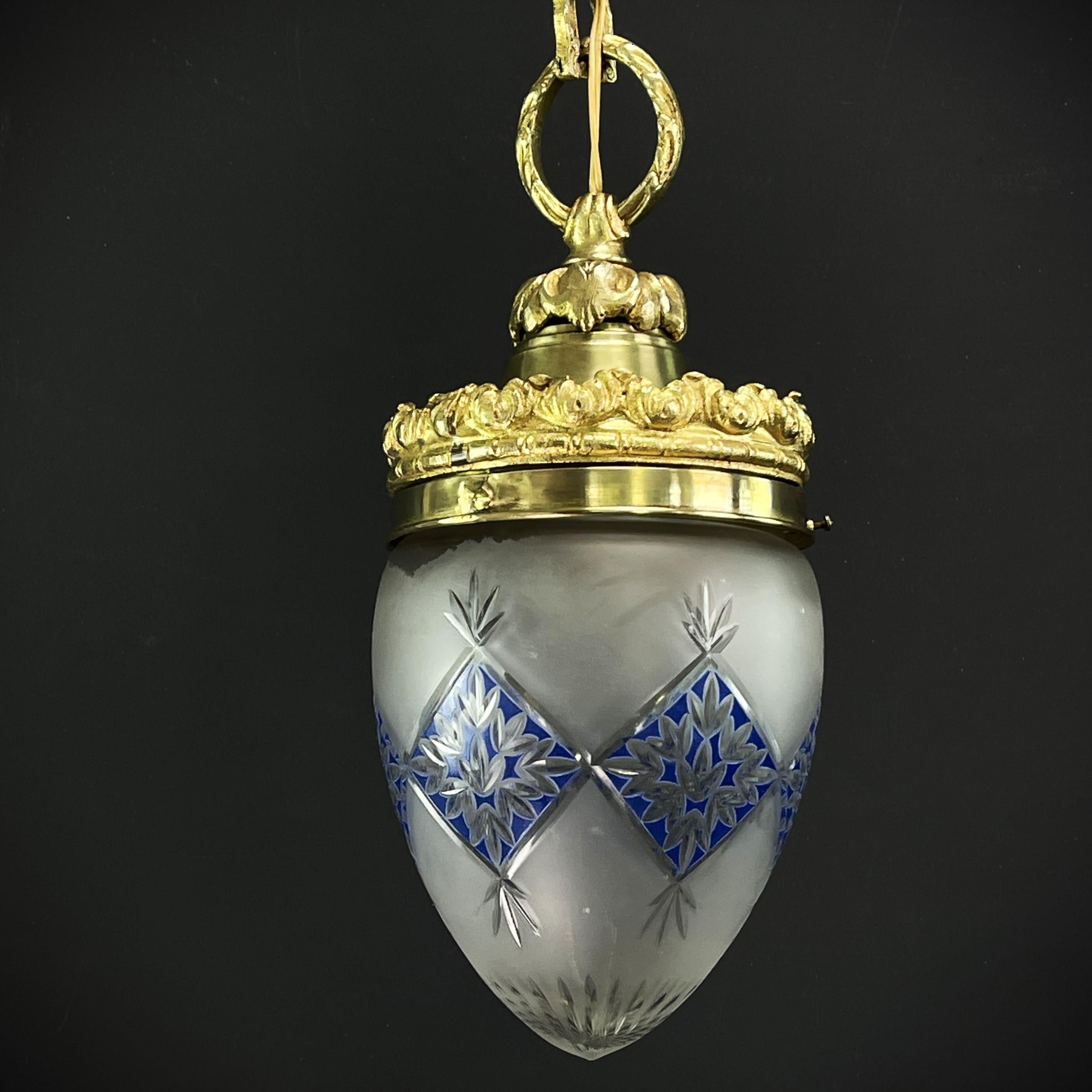 Lampada da soffitto in bronzo Art Nouveau 

Questa lampada colpisce per la sua elegante forma a goccia, tipica dell'estetica Art Nouveau. Il design è caratterizzato da forme organiche e linee fluide che riflettono la natura e la sua bellezza. L'uso
