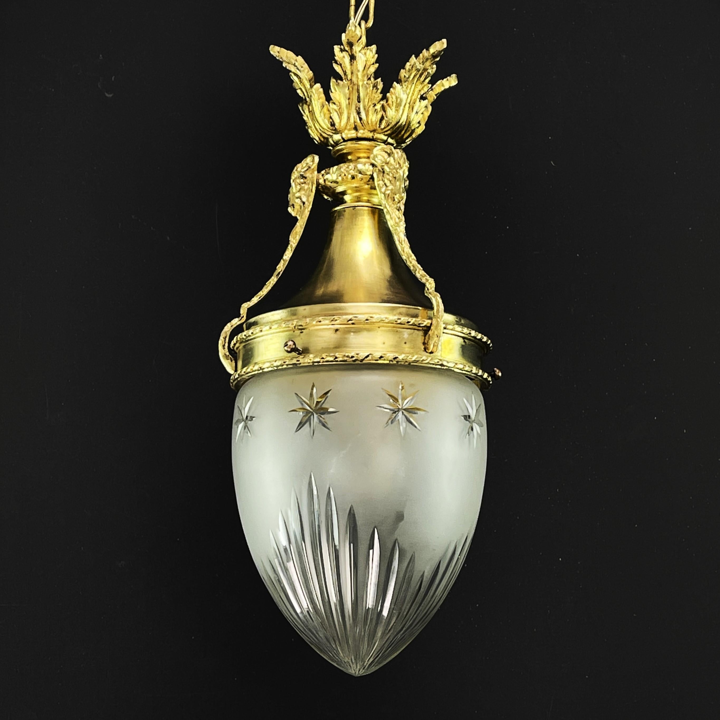 Lampada da soffitto in bronzo Art Nouveau 

Questa lampada colpisce per la sua elegante forma a goccia, tipica dell'estetica Art Nouveau. Il design è caratterizzato da forme organiche e linee fluide che riflettono la natura e la sua bellezza. L'uso