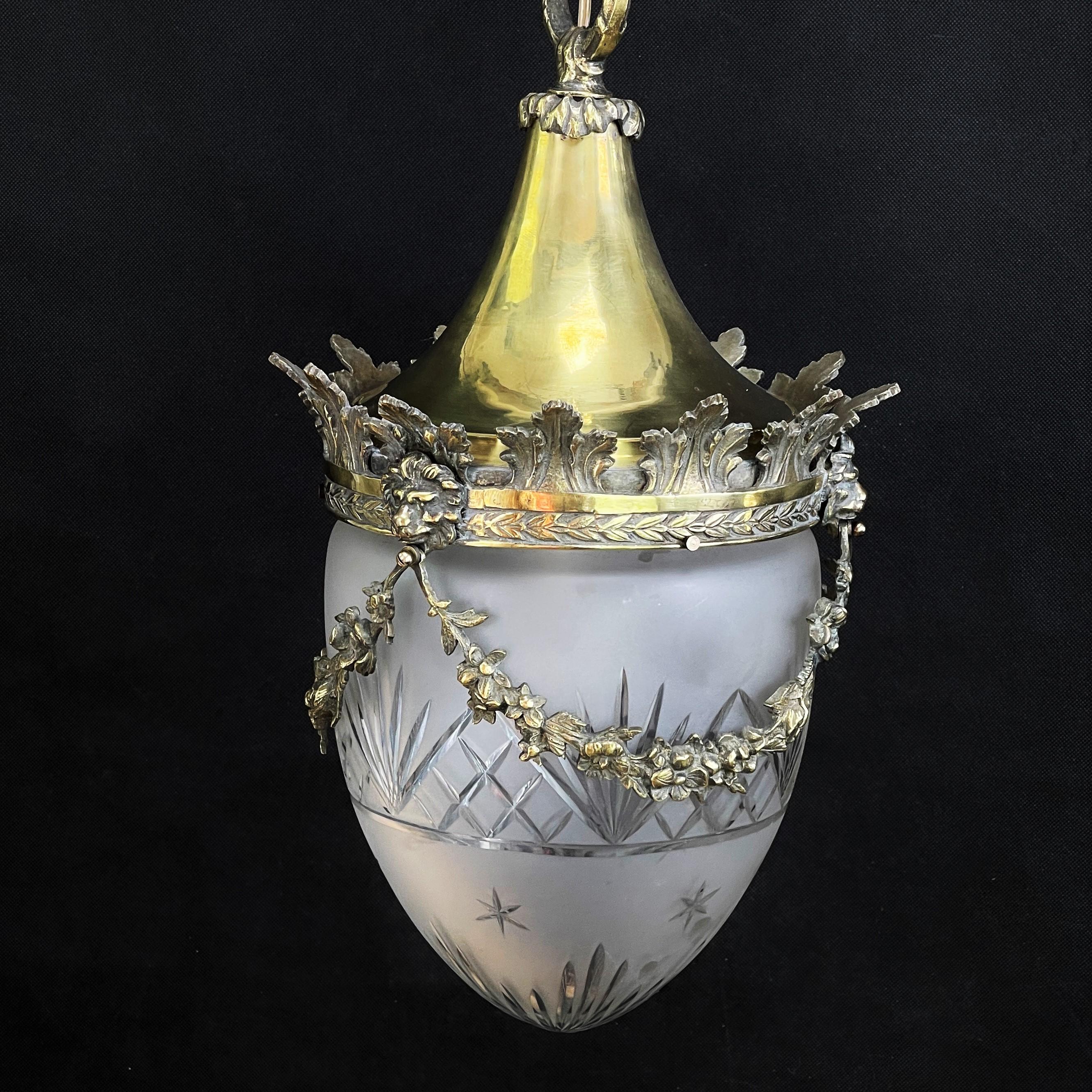 Cette belle et lourde lampe art nouveau date d'environ 1910. Le verre est satiné et la monture est en bronze et laiton. Cette lampe impressionnante donne une lumière agréable. 

Elle dispose d'un point de combustion avec une douille E27.
   