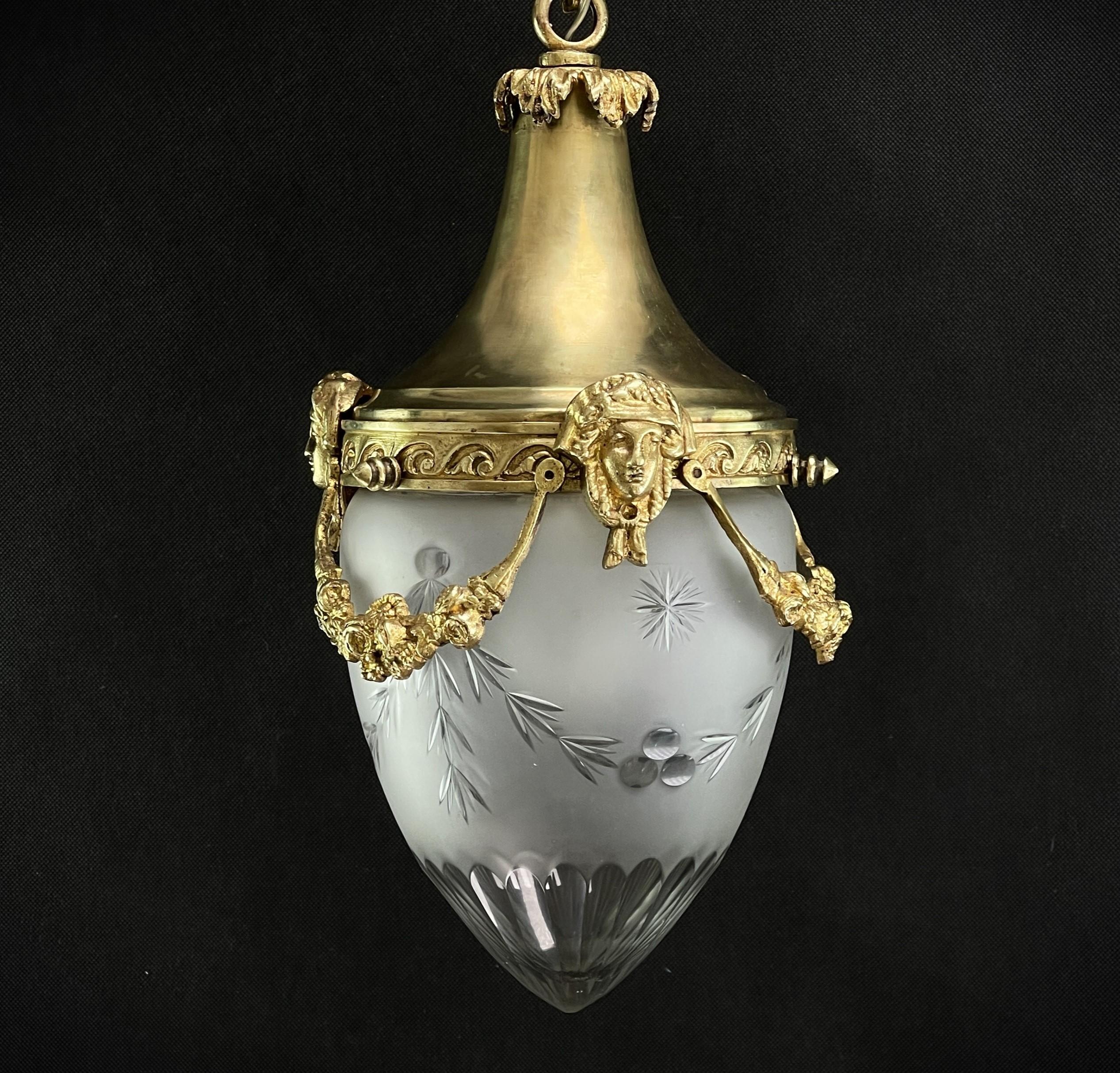 Art Nouveau bronze ceiling lamp

The Art Nouveau bronze ceiling lamp is an exquisite and artistic addition to any room.
The teardrop lamp is made of high-quality bronze that has been carefully worked to create a smooth and shiny surface. Its main