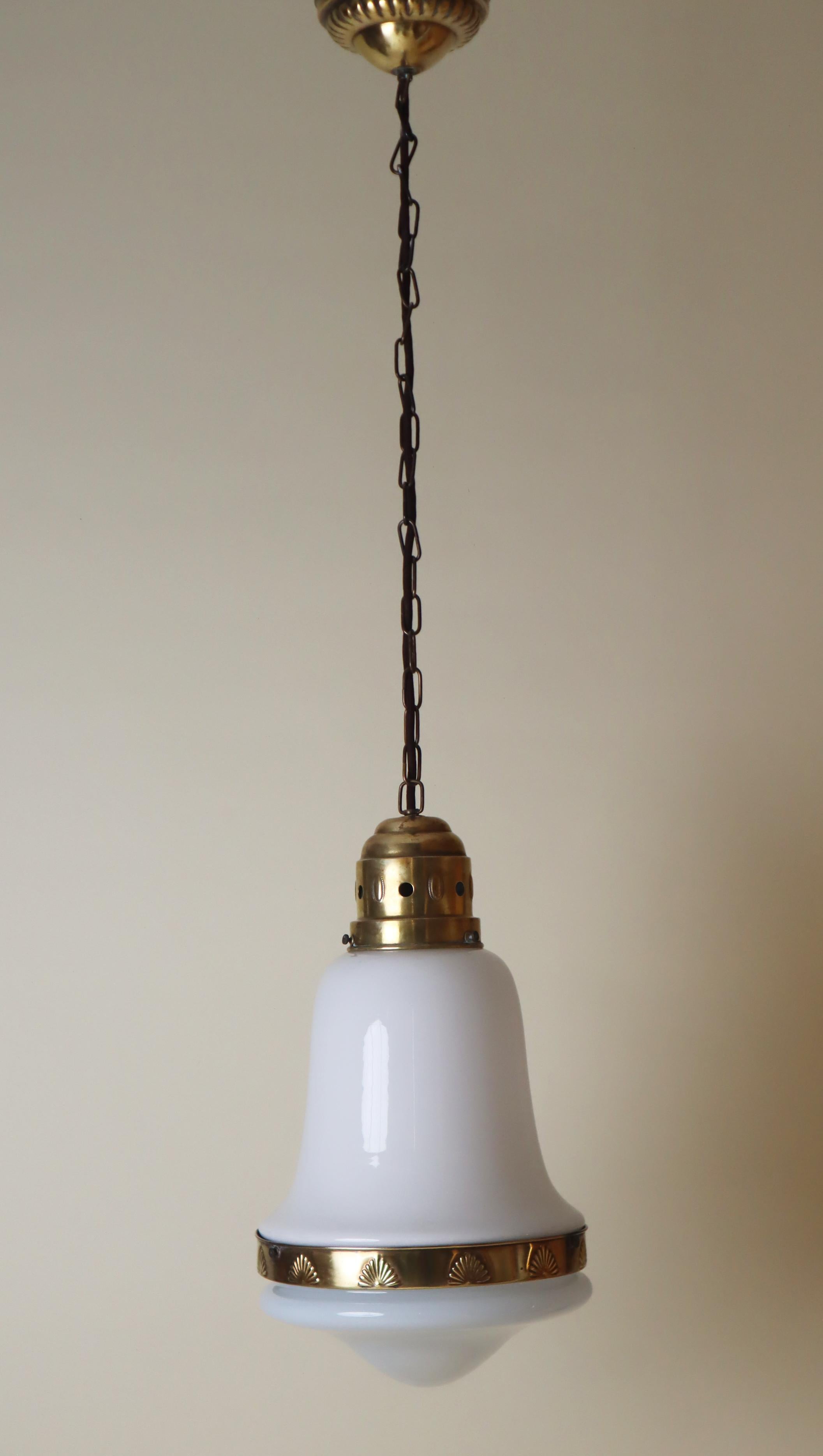 Lámpara colgante Art Nouveau de vidrio blanco y latón, Alemania 1920 en venta 6