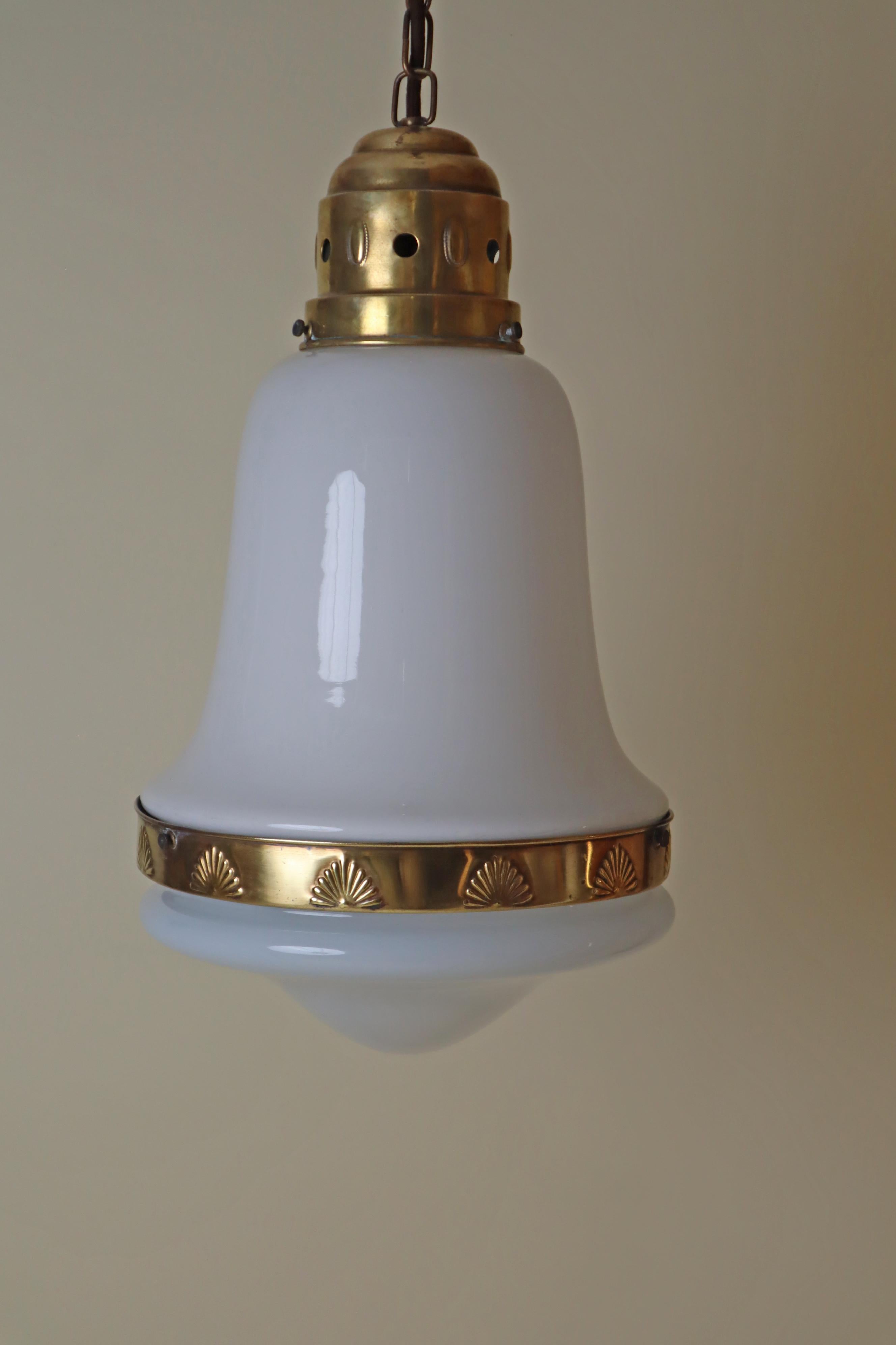 Lámpara colgante Art Nouveau de vidrio blanco y latón, Alemania 1920 en venta 9