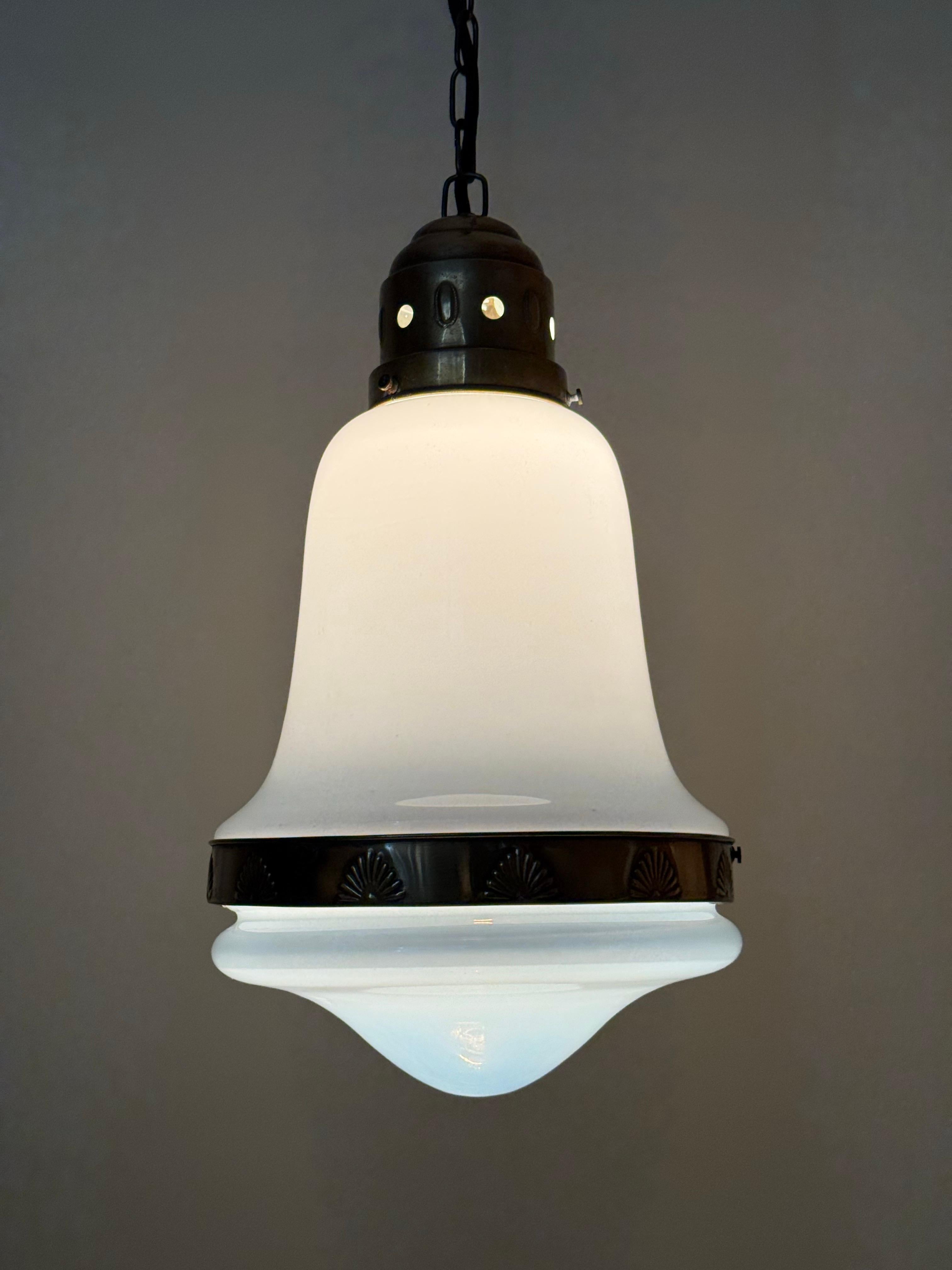 Se trata de una preciosa lámpara colgante de principios del siglo XX, ¡y es un hallazgo bastante raro! El cristal soplado a mano de la pantalla inferior es sencillamente impresionante. Es como la niebla que se levanta y capta la primera luz solar