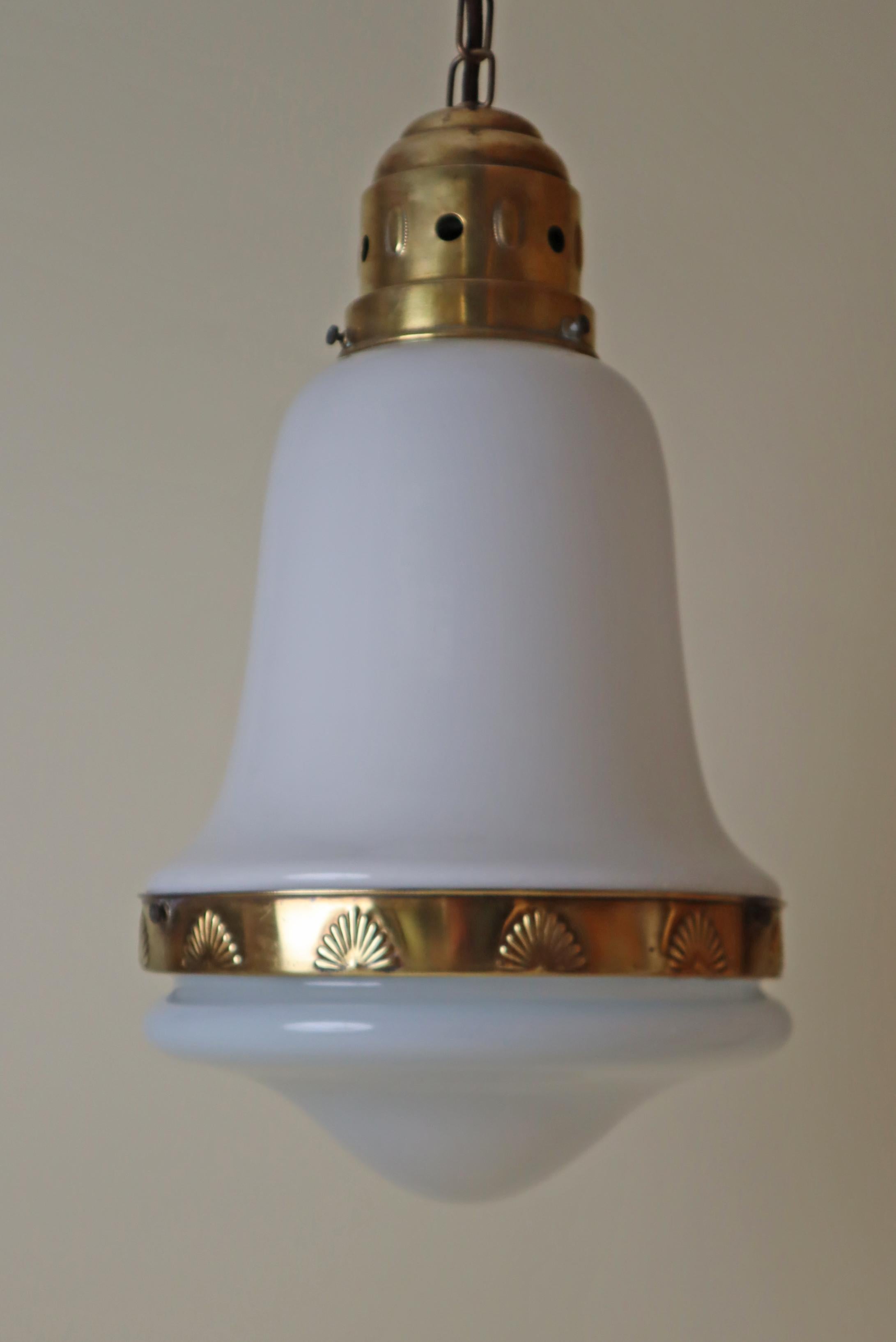 Lámpara colgante Art Nouveau de vidrio blanco y latón, Alemania 1920 Hecho a mano en venta