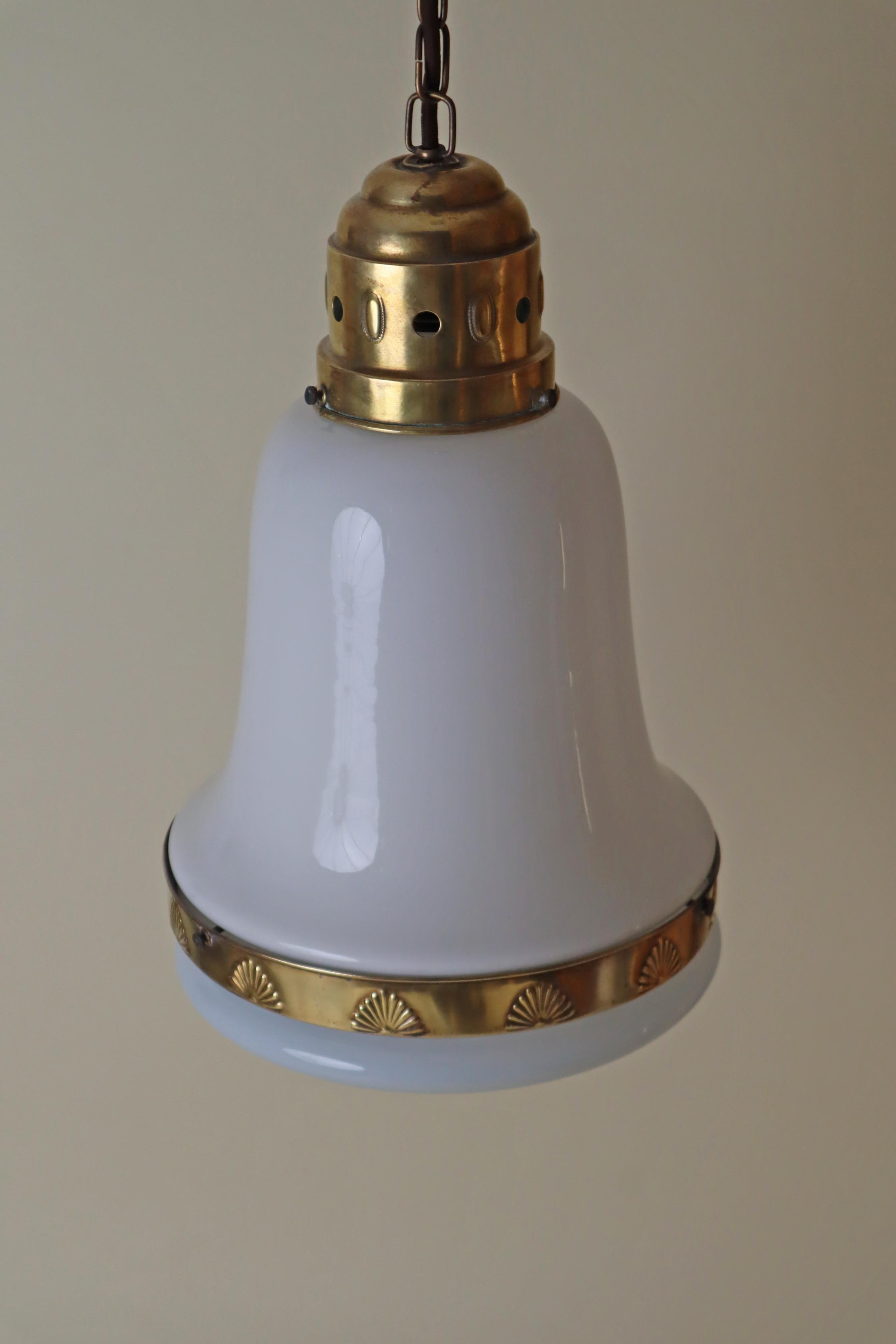 Lámpara colgante Art Nouveau de vidrio blanco y latón, Alemania 1920 en Bueno estado para la venta en Hannover, DE