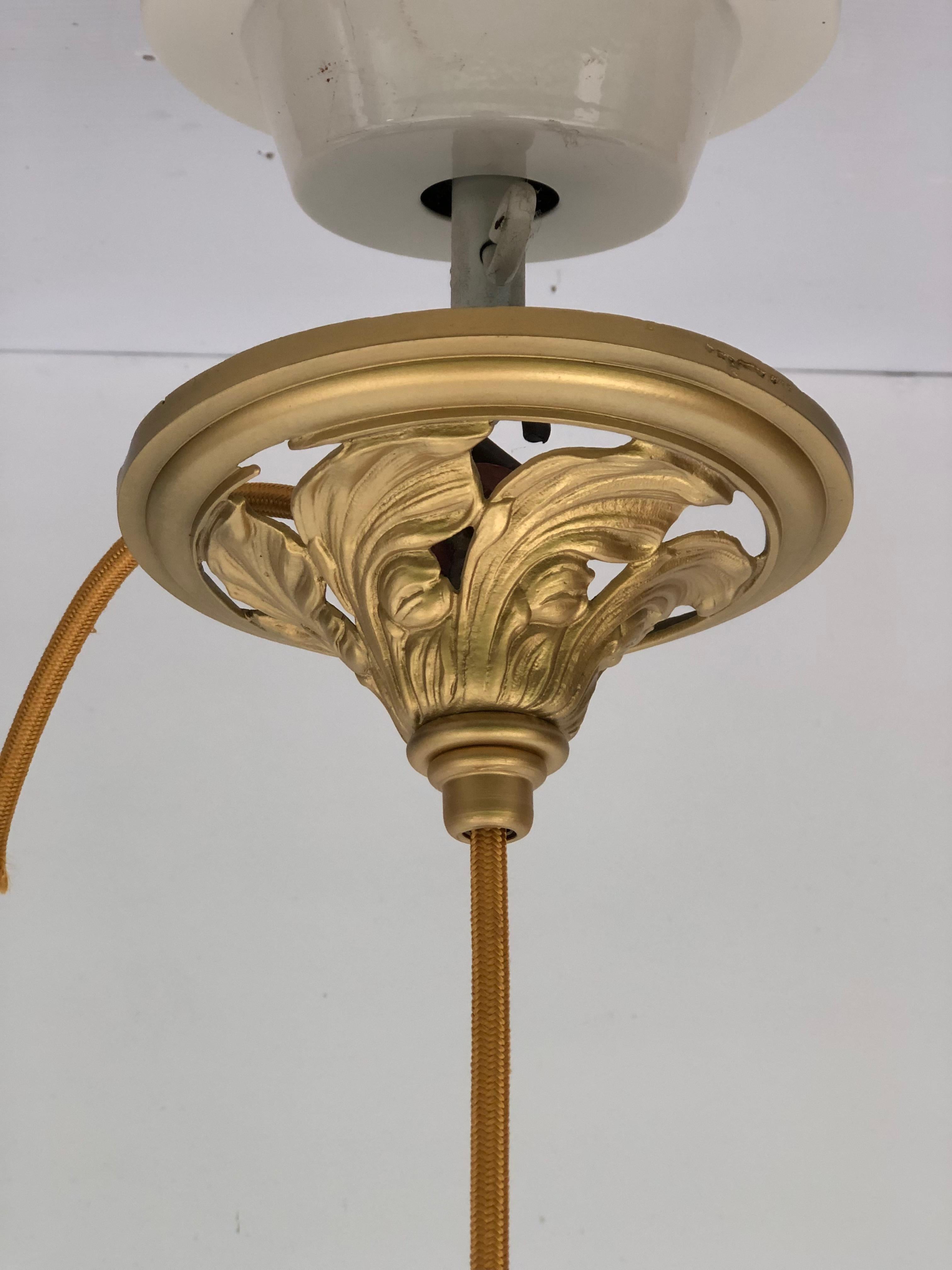 Art Nouveau suspension circa 1900.
Bronze frame and opalescent glass tulip.
In perfect condition and electrified.

Diameter: 11 cm
Height: 58 cm (hauteur totale) 19,5 cm (tulipe)