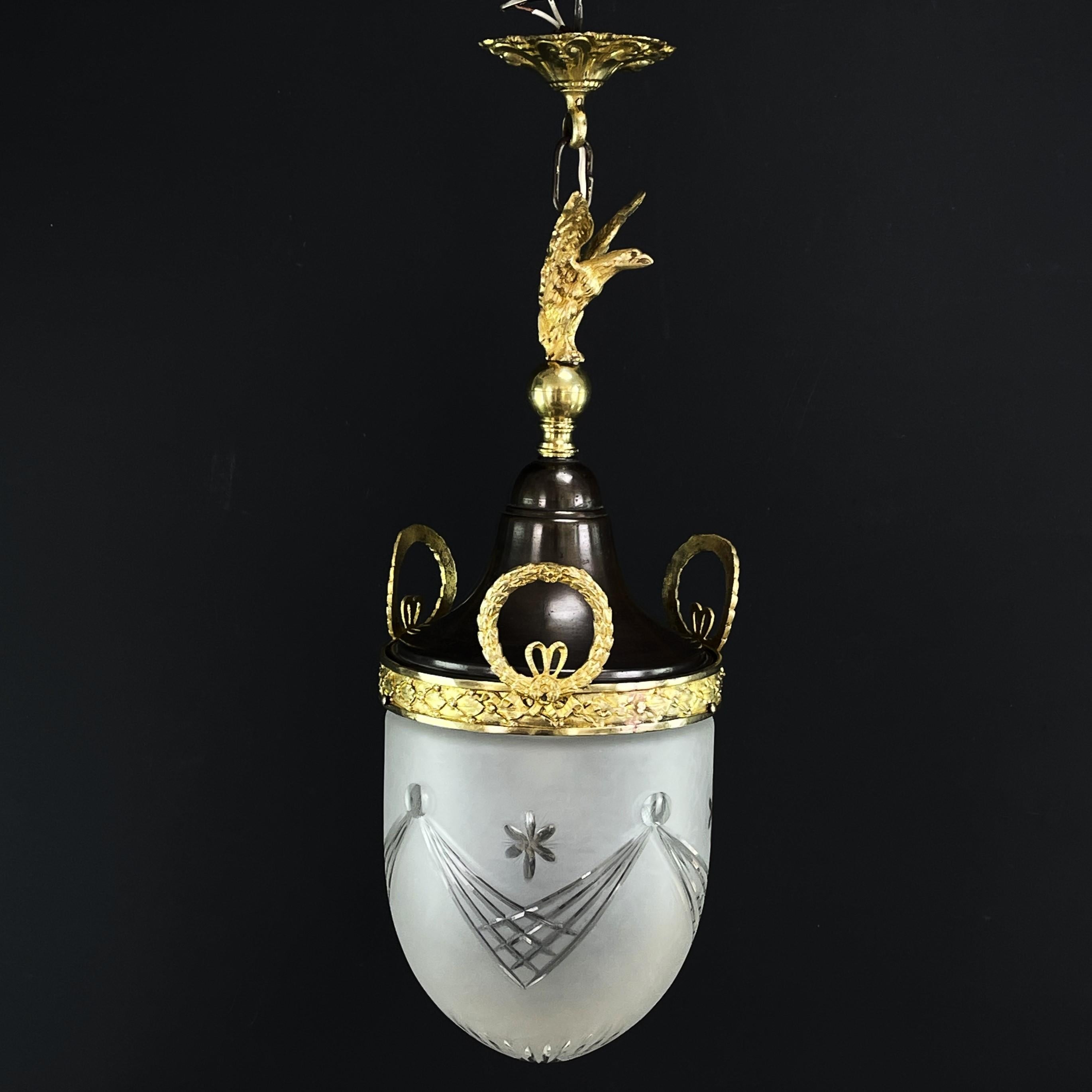 Art Nouveau bronze ceiling lamp with eagle, 1900s

The lamp is made of high-quality bronze and brass, which have been carefully finished to create a smooth and shiny surface. Its main feature is the detailed garlands that wrap around the lampshade,