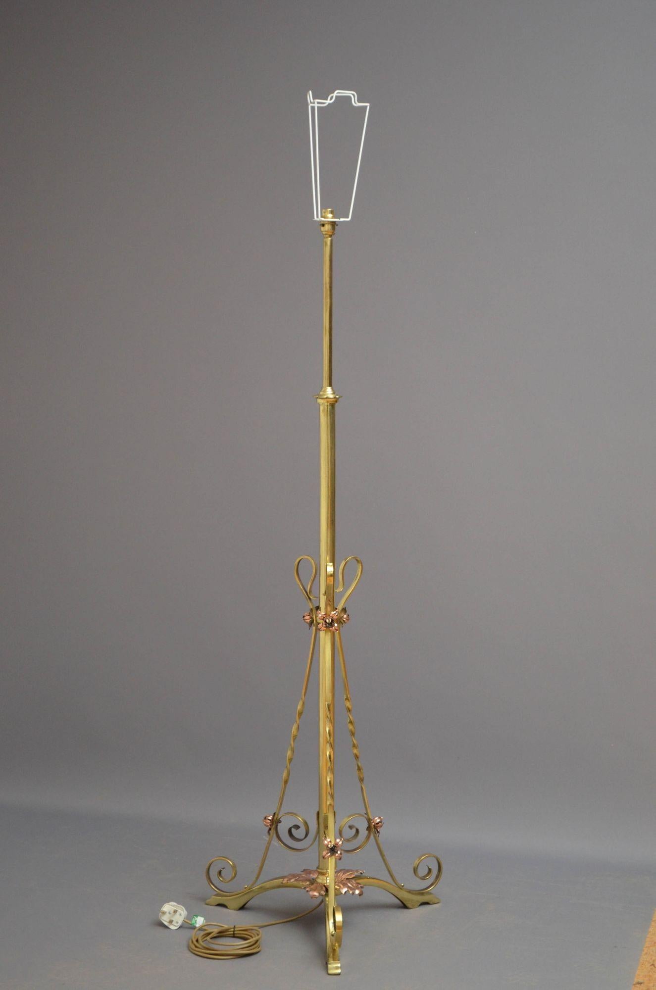 Sn5179 Elégant lampadaire Art Nouveau en laiton et cuivre, réglable en hauteur, avec trois supports et volutes torsadés et trois pieds, décorés de motifs de feuilles de cuivre. Cette lampe ancienne a été testée par PAT et est prête à être utilisée.