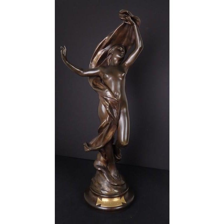 Henri Godet Art Nouveau, sculpture signée d'un nu drapé. Antiquité de la fin du XIXe siècle. Bronze Art nouveau du 