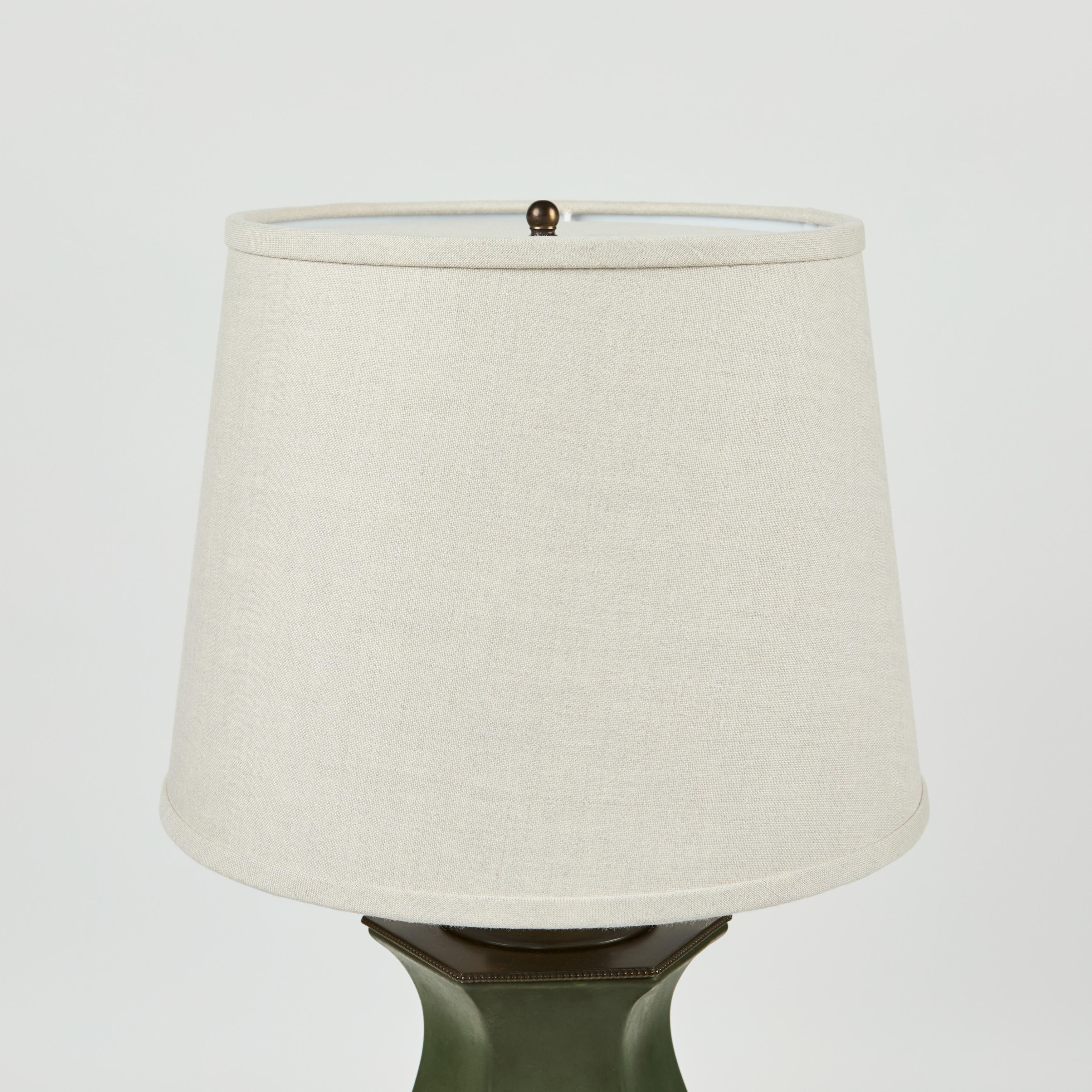 Lampe hexagonale Art Nouveau en métal mat avec motif en émail irisé multicolore contrasté, entourée d'une base décorative en métal. Cette lampe a été récemment recâblée avec une double prise, des chaînes de traction et un nouvel abat-jour en lin