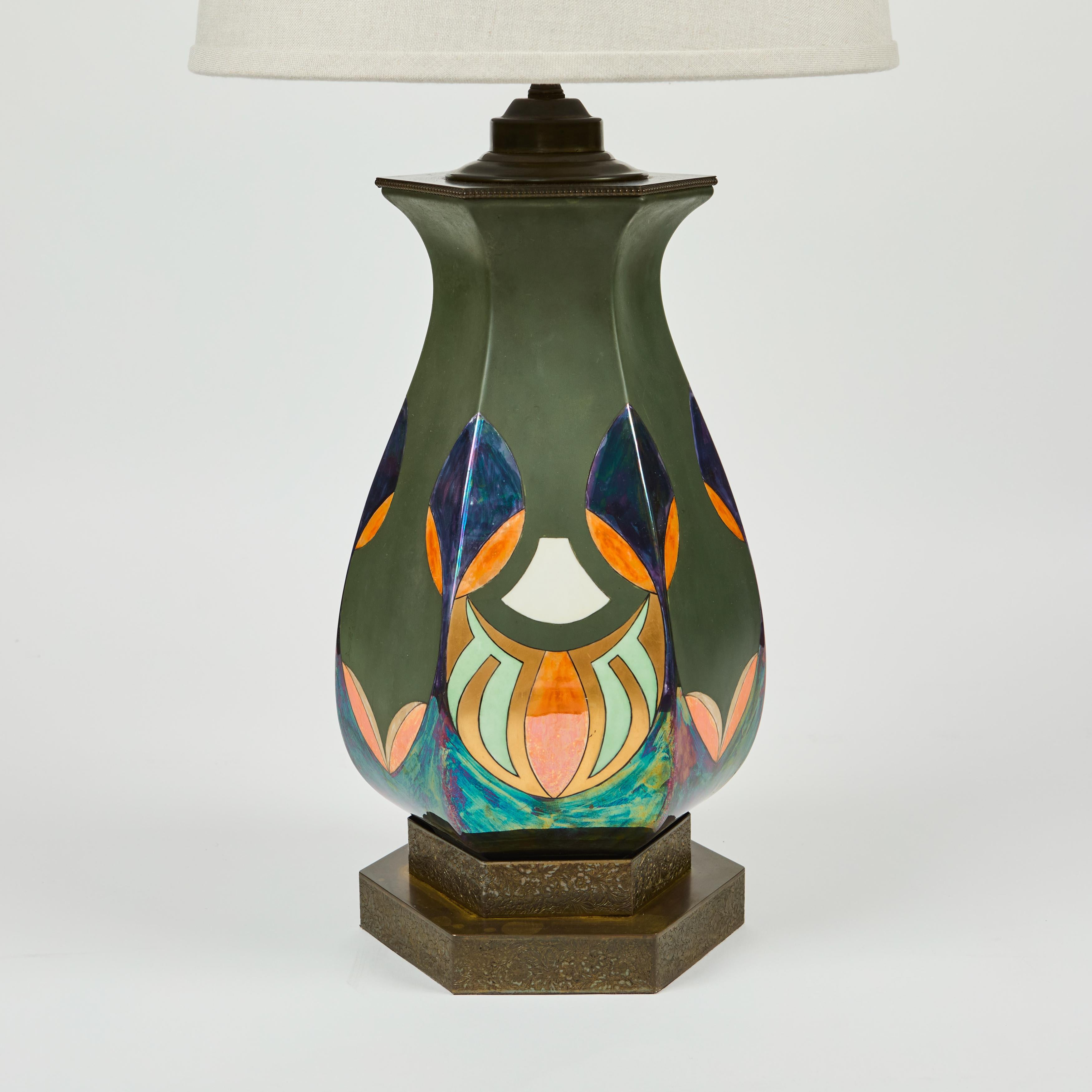 Art nouveau Art Nouveau - Lampe hexagonale en métal avec entourage de motifs en émail irisé en vente
