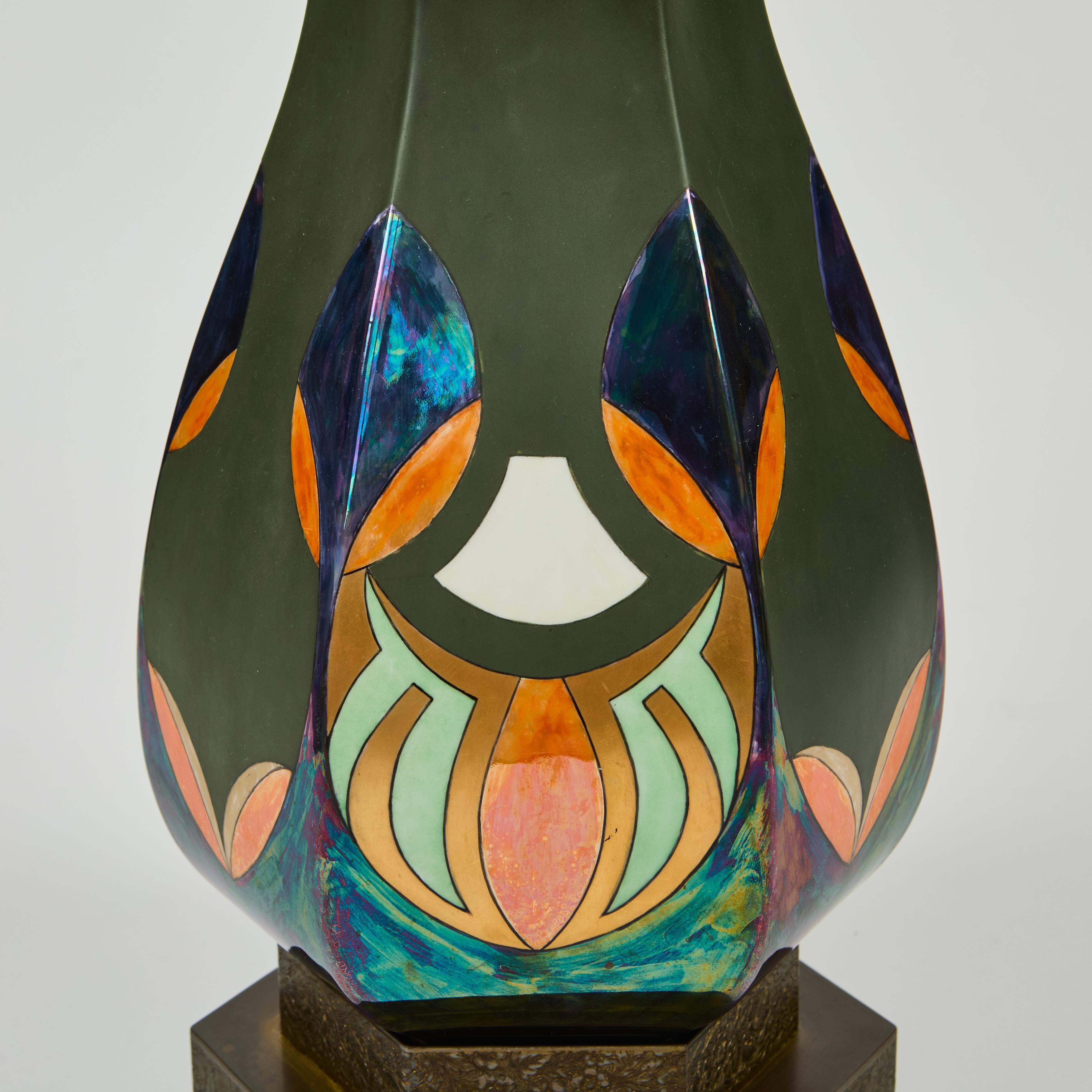 Émaillé Art Nouveau - Lampe hexagonale en métal avec entourage de motifs en émail irisé en vente