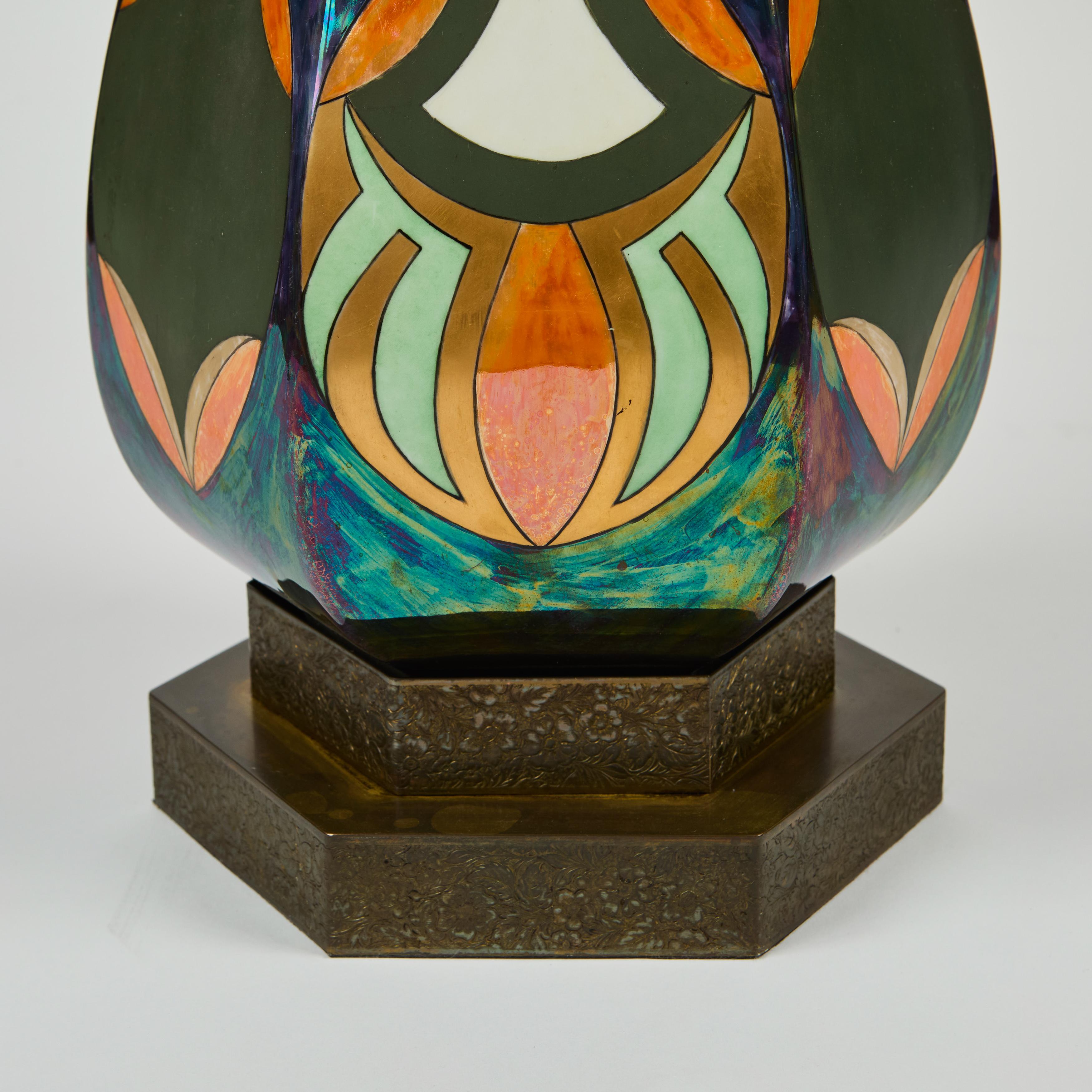 Art Nouveau - Lampe hexagonale en métal avec entourage de motifs en émail irisé Bon état - En vente à Pasadena, CA